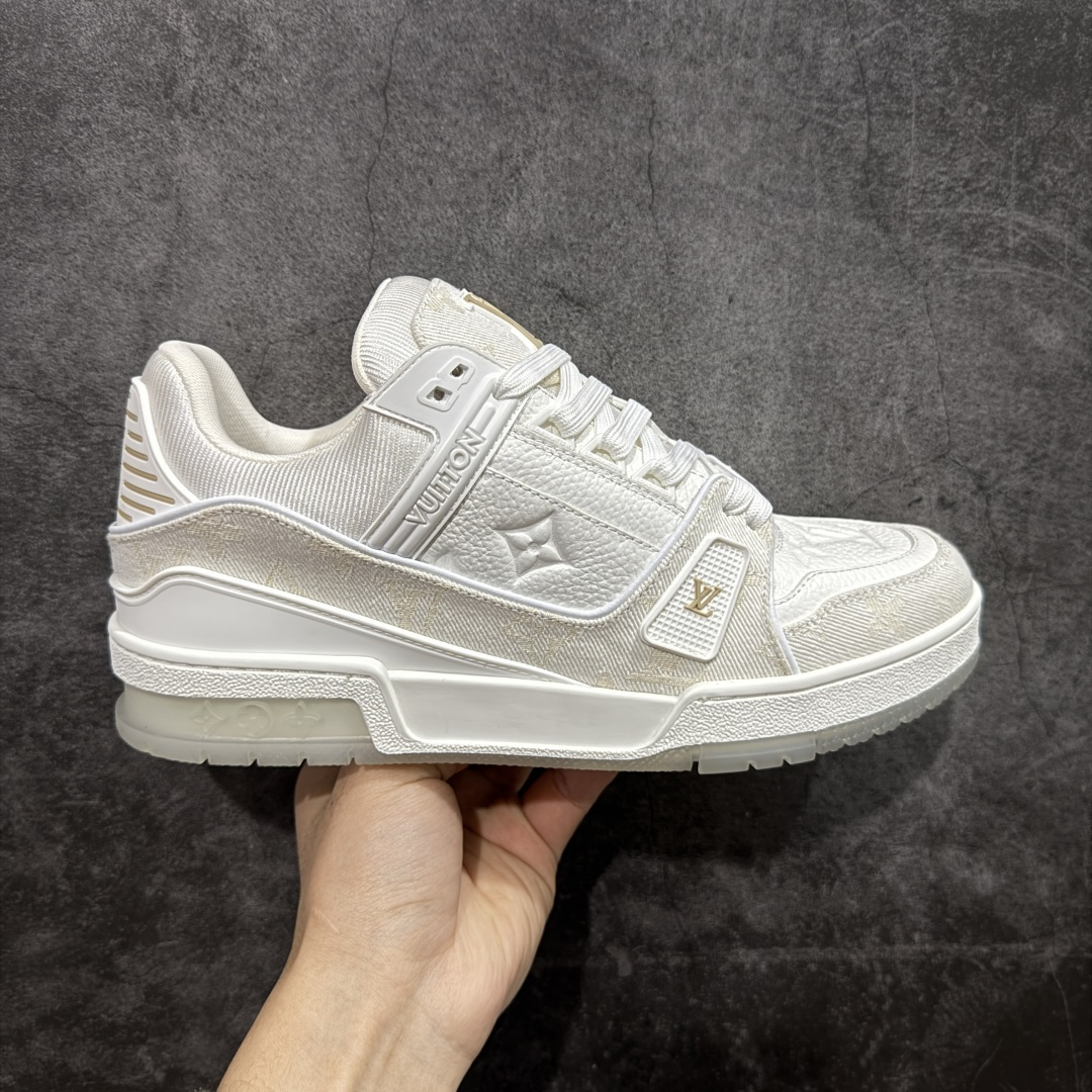 【天花板/Goat版】 市场最强版 没有之一的存在💪🏻 Louis Vuitton LV Trainer 系列全新版上架 手里有正品的可以对比下🆚懂货的看细节‼️ 此版品质是市场从未达到的新高度！ 整体版型 皮料 牛仔布的色差 压花纹路清晰度 后跟版型等等 都可以自行对比[机智]吊打市场所有货，怒甩十条街的那种，直接来正品对比图🆚，欢迎拿市场各大工厂的货来对比！ 尺码：35-45码-选品中心