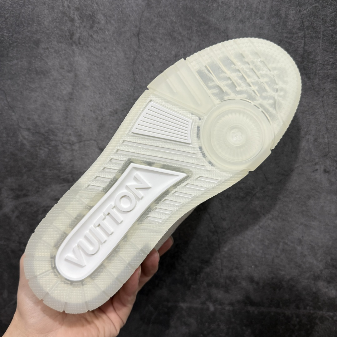 图片[9]-【天花板/Goat版】 市场最强版 没有之一的存在💪🏻 Louis Vuitton LV Trainer 系列全新版上架 手里有正品的可以对比下🆚懂货的看细节‼️ 此版品质是市场从未达到的新高度！ 整体版型 皮料 牛仔布的色差 压花纹路清晰度 后跟版型等等 都可以自行对比[机智]吊打市场所有货，怒甩十条街的那种，直接来正品对比图🆚，欢迎拿市场各大工厂的货来对比！ 尺码：35-45码-选品中心