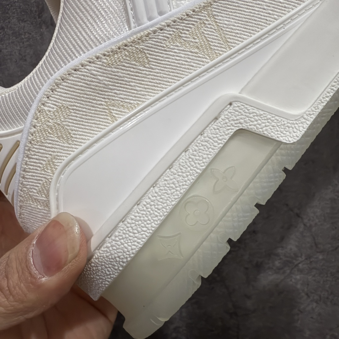 图片[3]-【天花板/Goat版】 市场最强版 没有之一的存在💪🏻 Louis Vuitton LV Trainer 系列全新版上架 手里有正品的可以对比下🆚懂货的看细节‼️ 此版品质是市场从未达到的新高度！ 整体版型 皮料 牛仔布的色差 压花纹路清晰度 后跟版型等等 都可以自行对比[机智]吊打市场所有货，怒甩十条街的那种，直接来正品对比图🆚，欢迎拿市场各大工厂的货来对比！ 尺码：35-45码-选品中心