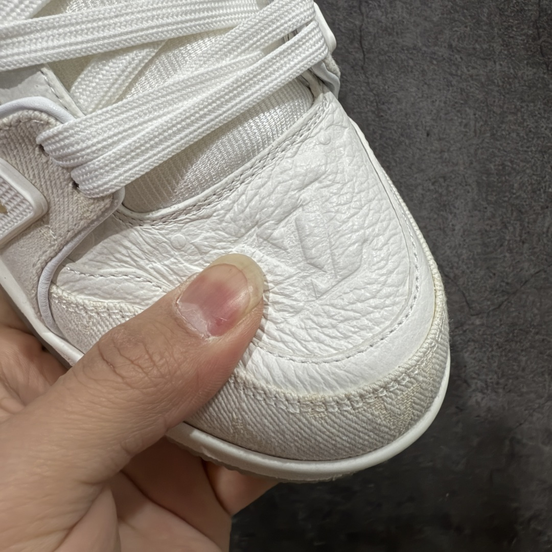 图片[5]-【天花板/Goat版】 市场最强版 没有之一的存在💪🏻 Louis Vuitton LV Trainer 系列全新版上架 手里有正品的可以对比下🆚懂货的看细节‼️ 此版品质是市场从未达到的新高度！ 整体版型 皮料 牛仔布的色差 压花纹路清晰度 后跟版型等等 都可以自行对比[机智]吊打市场所有货，怒甩十条街的那种，直接来正品对比图🆚，欢迎拿市场各大工厂的货来对比！ 尺码：35-45码-选品中心