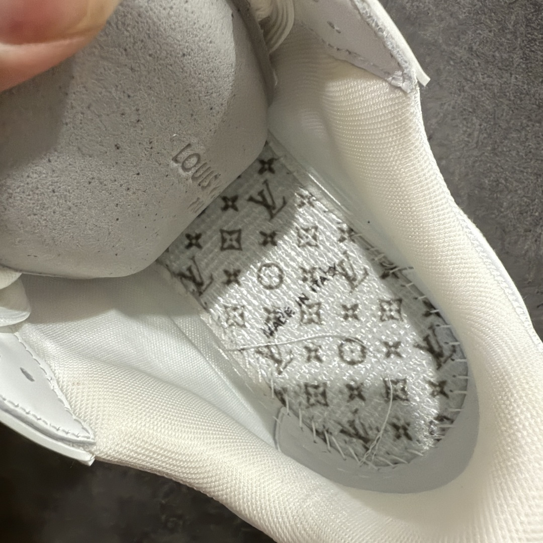 图片[9]-【天花板/Goat版】 市场最强版 没有之一的存在💪🏻 Louis Vuitton LV Trainer 系列全新版上架 手里有正品的可以对比下🆚懂货的看细节‼️ 此版品质是市场从未达到的新高度！ 整体版型 皮料 牛仔布的色差 压花纹路清晰度 后跟版型等等 都可以自行对比[机智]吊打市场所有货，怒甩十条街的那种，直接来正品对比图🆚，欢迎拿市场各大工厂的货来对比！ 尺码：35-45码-选品中心