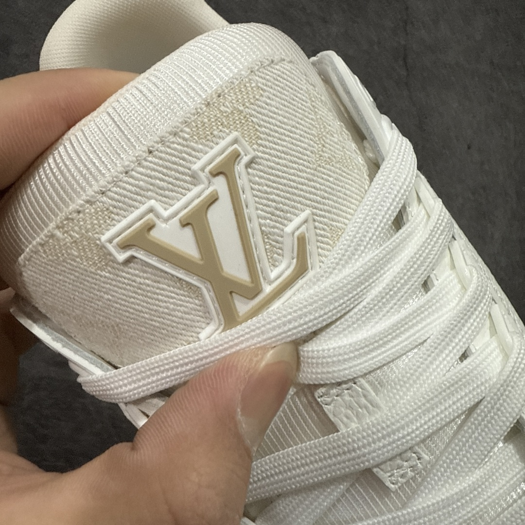 图片[6]-【天花板/Goat版】 市场最强版 没有之一的存在💪🏻 Louis Vuitton LV Trainer 系列全新版上架 手里有正品的可以对比下🆚懂货的看细节‼️ 此版品质是市场从未达到的新高度！ 整体版型 皮料 牛仔布的色差 压花纹路清晰度 后跟版型等等 都可以自行对比[机智]吊打市场所有货，怒甩十条街的那种，直接来正品对比图🆚，欢迎拿市场各大工厂的货来对比！ 尺码：35-45码-选品中心
