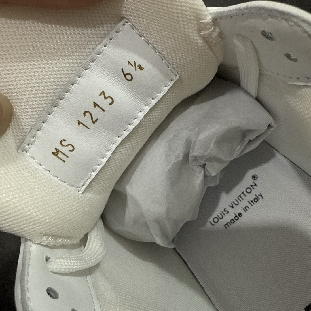 图片[7]-【天花板/Goat版】 市场最强版 没有之一的存在💪🏻 Louis Vuitton LV Trainer 系列全新版上架 手里有正品的可以对比下🆚懂货的看细节‼️ 此版品质是市场从未达到的新高度！ 整体版型 皮料 牛仔布的色差 压花纹路清晰度 后跟版型等等 都可以自行对比[机智]吊打市场所有货，怒甩十条街的那种，直接来正品对比图🆚，欢迎拿市场各大工厂的货来对比！ 尺码：35-45码-选品中心