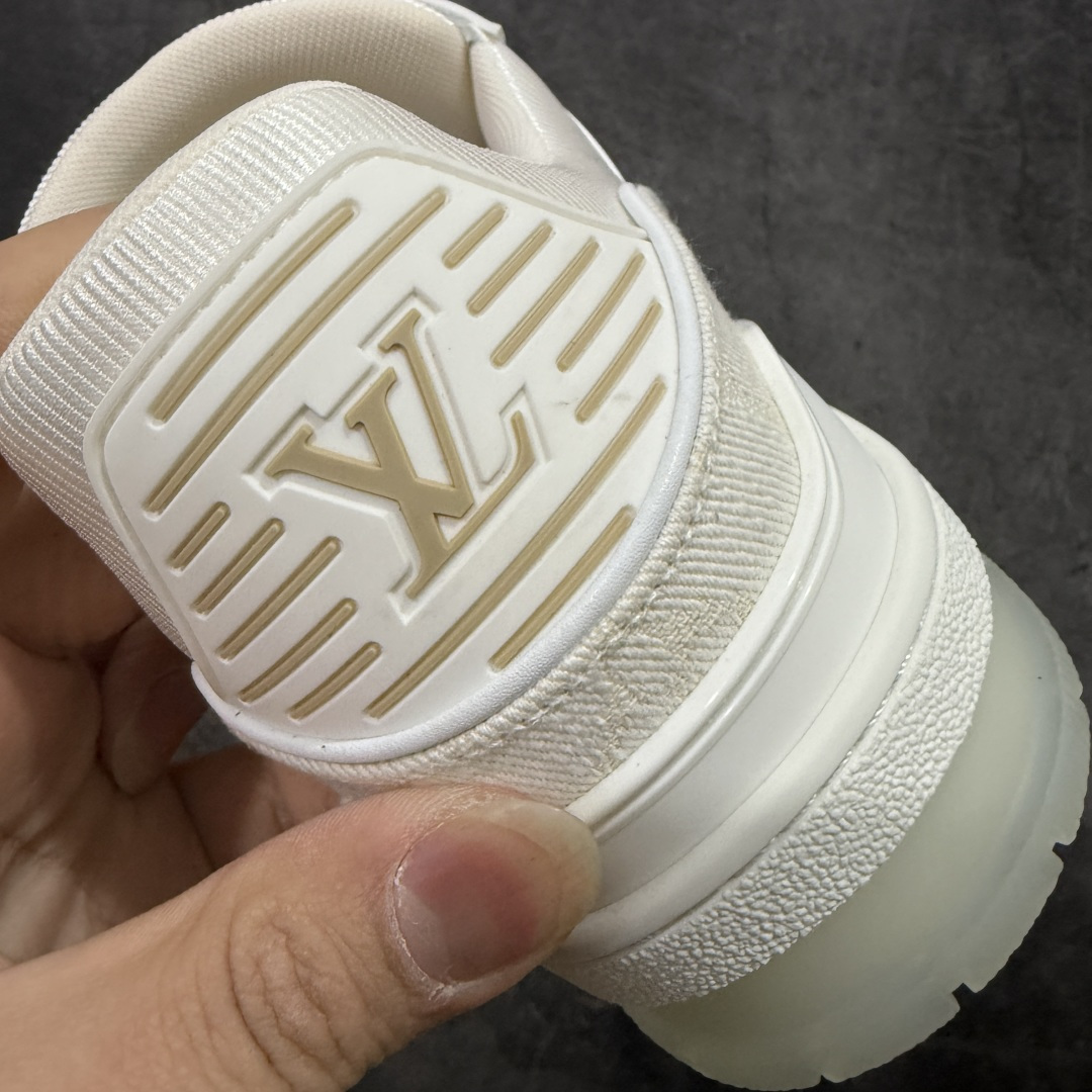 图片[2]-【天花板/Goat版】 市场最强版 没有之一的存在💪🏻 Louis Vuitton LV Trainer 系列全新版上架 手里有正品的可以对比下🆚懂货的看细节‼️ 此版品质是市场从未达到的新高度！ 整体版型 皮料 牛仔布的色差 压花纹路清晰度 后跟版型等等 都可以自行对比[机智]吊打市场所有货，怒甩十条街的那种，直接来正品对比图🆚，欢迎拿市场各大工厂的货来对比！ 尺码：35-45码-选品中心