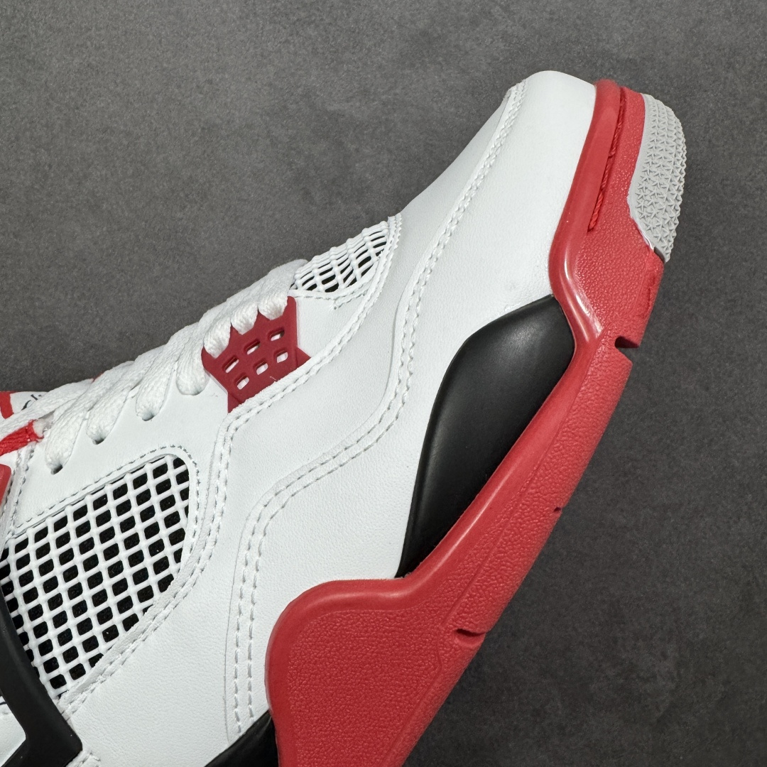 图片[5]-【公司级】Air Jordan 4 Retro \”Fire Red\” 白红复刻 AJ4 乔丹4代 aj4 乔4 白红 乔丹篮球鞋系列 鞋身采用白色皮革为主，辅以红色细节点缀，呈现出经典的芝加哥配色；搭配红色鞋带扣，简约又百搭；标志性鞋舌JJumpman Logo辅以红色点缀，提升奢华质感；白色的鞋带与黑色网状结构，十分完美；后跟Nike Swoosh Logo以红色呈现，最后以白黑中底搭配灰红橡胶外底及黑色迷你Nike Swoosh Logos完善整体设计收尾。 货号：DC7770-160 尺码：36～47B-选品中心