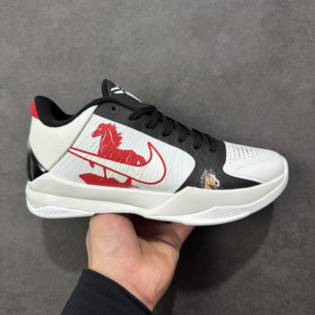 【定制版】纯原Nike Zoom Kobe V 马年限定 CNY新年款 耐克 科比5代系列 低帮复刻实战运动低帮文化篮球鞋 纯原版本 鞋头和鞋舌采用透气运动网布制成 采用更为挺拔的鞋口设计 为脚踝带来更佳的包裹与支撑感 侧面独特波纹纹理细节 打破了单调 赋予鞋子灵动与活力的视觉体验 货号:CD4991-863 尺码:38 38.5 39 40 40.5 41 42 42.5 43 44 45 46-选品中心