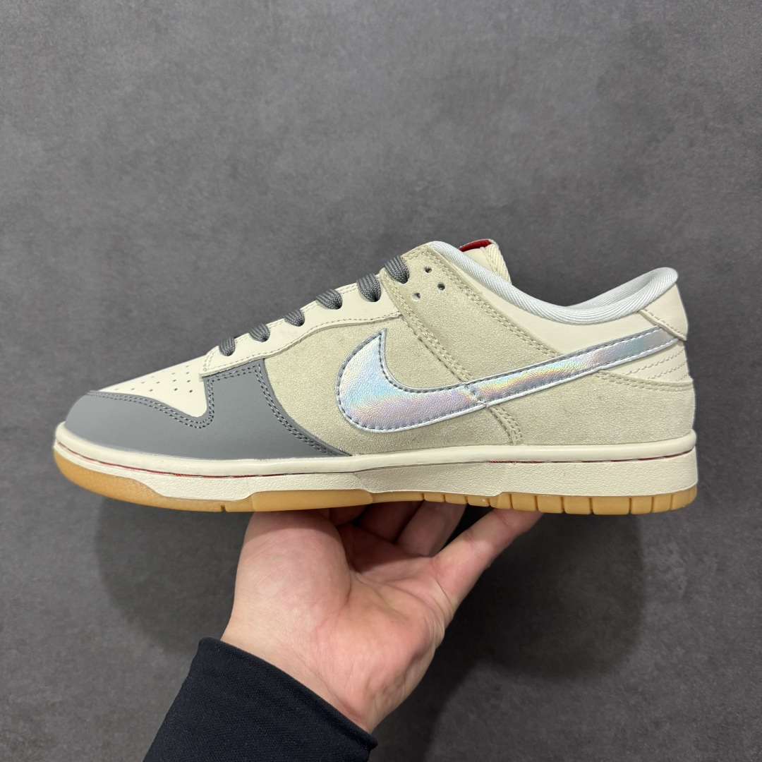 图片[2]-【定制版】Nike SB Dunk Low“马年限定——米灰银镭射” 高端私人定制 低帮休闲板鞋 定制鞋盒 大厂纯原品质出货 超高清洁度 皮料切割干净无任何毛边 细节完美 货号：NH0601-482 尺码：36 36.5 37.5 38 38.5 39 40 40.5 41 42 42.5 43 44 44.5 45-选品中心