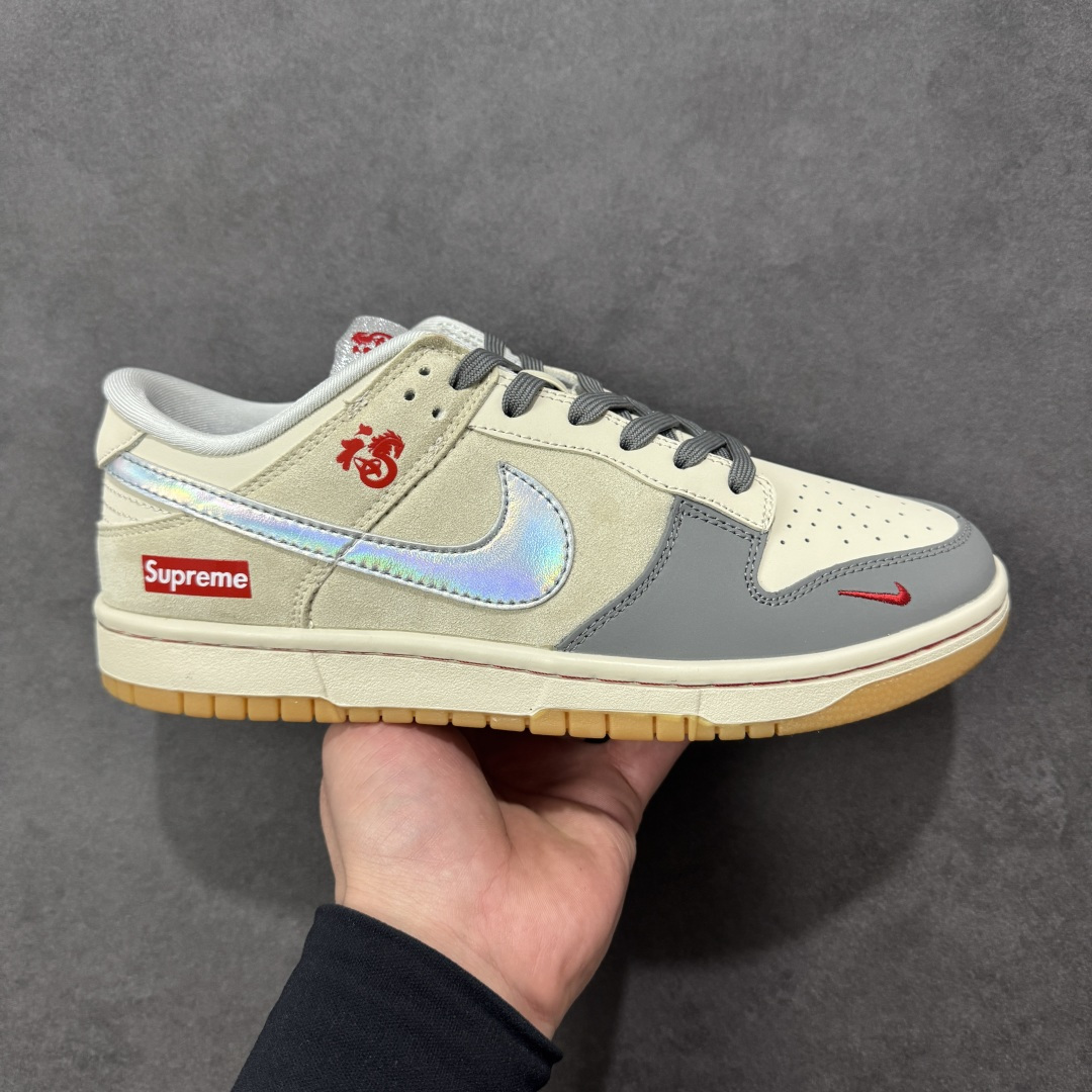 【定制版】Nike SB Dunk Low“马年限定——米灰银镭射” 高端私人定制 低帮休闲板鞋 定制鞋盒 大厂纯原品质出货 超高清洁度 皮料切割干净无任何毛边 细节完美 货号:NH0601-482 尺码:36 36.5 37.5 38 38.5 39 40 40.5 41 42 42.5 43 44 44.5 45-选品中心