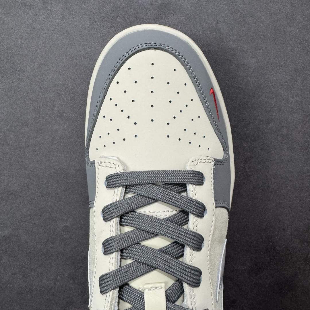 图片[8]-【定制版】Nike SB Dunk Low“马年限定——米灰银镭射” 高端私人定制 低帮休闲板鞋 定制鞋盒 大厂纯原品质出货 超高清洁度 皮料切割干净无任何毛边 细节完美 货号：NH0601-482 尺码：36 36.5 37.5 38 38.5 39 40 40.5 41 42 42.5 43 44 44.5 45-选品中心