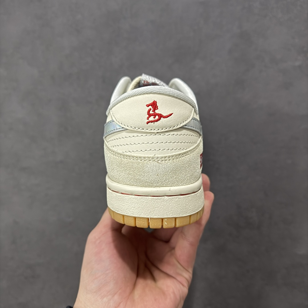 图片[4]-【定制版】Nike SB Dunk Low“马年限定——米灰银镭射” 高端私人定制 低帮休闲板鞋 定制鞋盒 大厂纯原品质出货 超高清洁度 皮料切割干净无任何毛边 细节完美 货号：NH0601-482 尺码：36 36.5 37.5 38 38.5 39 40 40.5 41 42 42.5 43 44 44.5 45-选品中心
