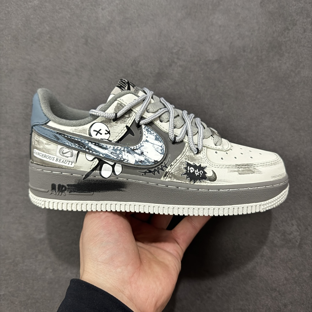 【定制版】手绘涂鸦“暗巷涂鸦”Nike Air Force 1 “Alley Graffiti ”空军一号定制板鞋 以 “街头暗黑涂鸦” 为核心设计,鞋身采用做旧灰绿渐变皮革,搭配泼墨、卡通笑脸、“DANGEROUS & BAD!” 标语等手绘涂鸦元素,营造出随性叛逆的街头氛围。灰黑撞色鞋带与分层中底强化了复古做旧质感,将地下涂鸦文化与经典鞋型融合,既有小众个性辨识度,又适配工装、滑板等潮流风格 货号:DB3310-333 尺码: 36 36.5 37.5 38 38.5 39 40 40.5 41 42 42.5 43 44 44.5 45-选品中心