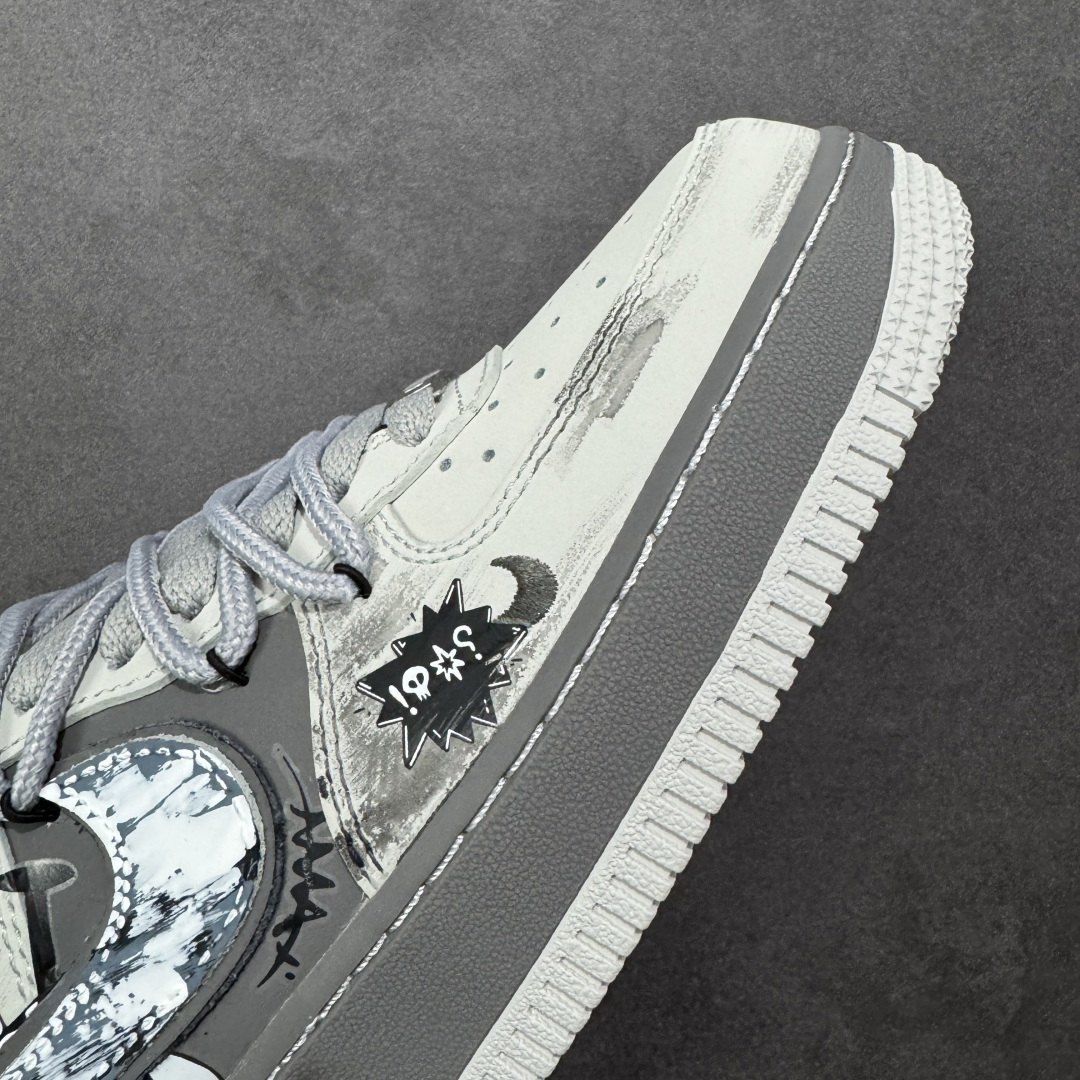 图片[5]-【定制版】手绘涂鸦“暗巷涂鸦”Nike Air Force 1 “Alley Graffiti ”空军一号定制板鞋 以 “街头暗黑涂鸦” 为核心设计，鞋身采用做旧灰绿渐变皮革，搭配泼墨、卡通笑脸、“DANGEROUS & BAD!” 标语等手绘涂鸦元素，营造出随性叛逆的街头氛围。灰黑撞色鞋带与分层中底强化了复古做旧质感，将地下涂鸦文化与经典鞋型融合，既有小众个性辨识度，又适配工装、滑板等潮流风格 货号：DB3310-333 尺码： 36 36.5 37.5 38 38.5 39 40 40.5 41 42 42.5 43 44 44.5 45-选品中心