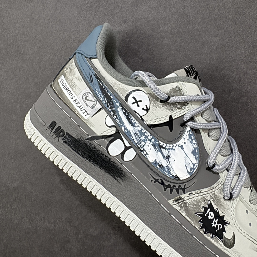 图片[6]-【定制版】手绘涂鸦“暗巷涂鸦”Nike Air Force 1 “Alley Graffiti ”空军一号定制板鞋 以 “街头暗黑涂鸦” 为核心设计，鞋身采用做旧灰绿渐变皮革，搭配泼墨、卡通笑脸、“DANGEROUS & BAD!” 标语等手绘涂鸦元素，营造出随性叛逆的街头氛围。灰黑撞色鞋带与分层中底强化了复古做旧质感，将地下涂鸦文化与经典鞋型融合，既有小众个性辨识度，又适配工装、滑板等潮流风格 货号：DB3310-333 尺码： 36 36.5 37.5 38 38.5 39 40 40.5 41 42 42.5 43 44 44.5 45-选品中心