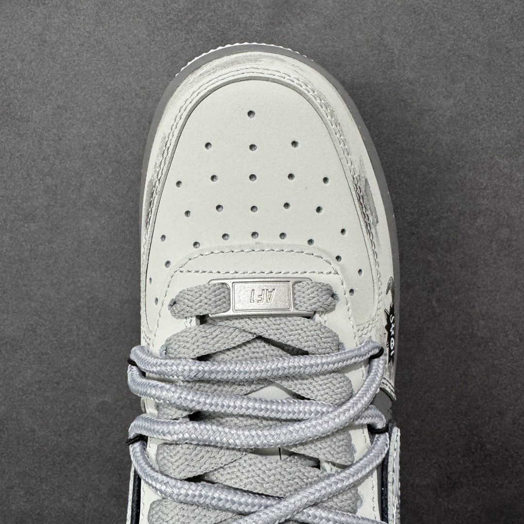 图片[8]-【定制版】手绘涂鸦“暗巷涂鸦”Nike Air Force 1 “Alley Graffiti ”空军一号定制板鞋 以 “街头暗黑涂鸦” 为核心设计，鞋身采用做旧灰绿渐变皮革，搭配泼墨、卡通笑脸、“DANGEROUS & BAD!” 标语等手绘涂鸦元素，营造出随性叛逆的街头氛围。灰黑撞色鞋带与分层中底强化了复古做旧质感，将地下涂鸦文化与经典鞋型融合，既有小众个性辨识度，又适配工装、滑板等潮流风格 货号：DB3310-333 尺码： 36 36.5 37.5 38 38.5 39 40 40.5 41 42 42.5 43 44 44.5 45-选品中心