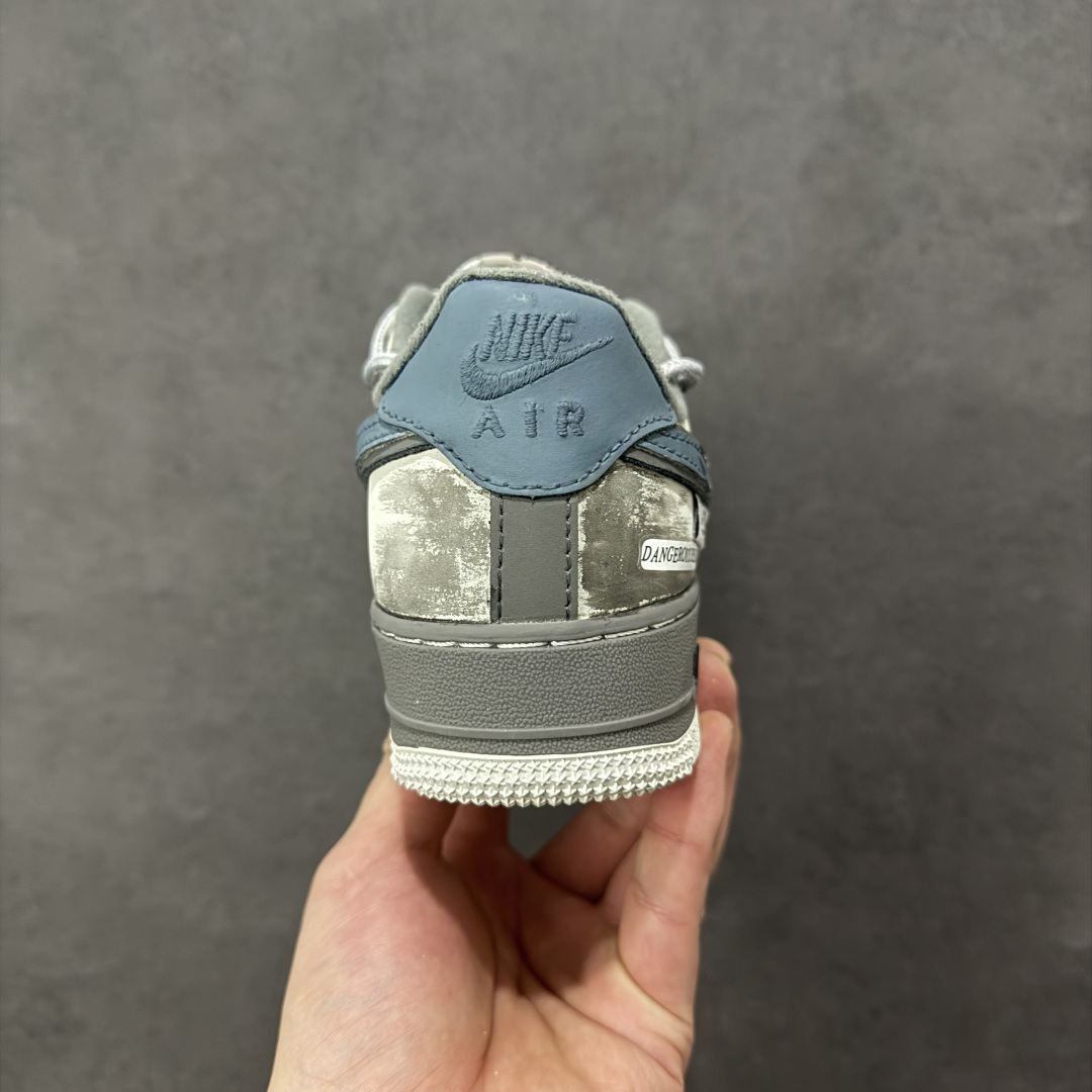 图片[4]-【定制版】手绘涂鸦“暗巷涂鸦”Nike Air Force 1 “Alley Graffiti ”空军一号定制板鞋 以 “街头暗黑涂鸦” 为核心设计，鞋身采用做旧灰绿渐变皮革，搭配泼墨、卡通笑脸、“DANGEROUS & BAD!” 标语等手绘涂鸦元素，营造出随性叛逆的街头氛围。灰黑撞色鞋带与分层中底强化了复古做旧质感，将地下涂鸦文化与经典鞋型融合，既有小众个性辨识度，又适配工装、滑板等潮流风格 货号：DB3310-333 尺码： 36 36.5 37.5 38 38.5 39 40 40.5 41 42 42.5 43 44 44.5 45-选品中心
