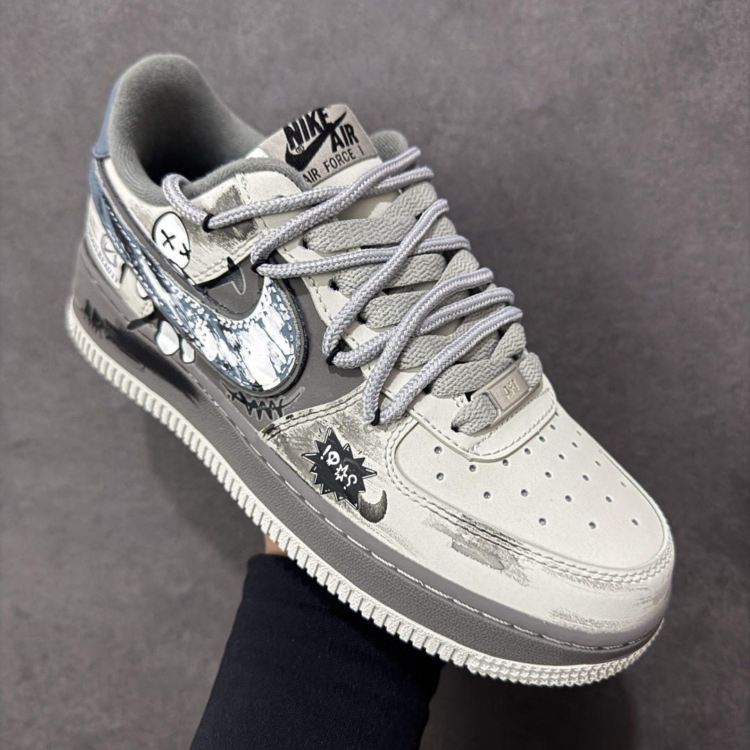 图片[3]-【定制版】手绘涂鸦“暗巷涂鸦”Nike Air Force 1 “Alley Graffiti ”空军一号定制板鞋 以 “街头暗黑涂鸦” 为核心设计，鞋身采用做旧灰绿渐变皮革，搭配泼墨、卡通笑脸、“DANGEROUS & BAD!” 标语等手绘涂鸦元素，营造出随性叛逆的街头氛围。灰黑撞色鞋带与分层中底强化了复古做旧质感，将地下涂鸦文化与经典鞋型融合，既有小众个性辨识度，又适配工装、滑板等潮流风格 货号：DB3310-333 尺码： 36 36.5 37.5 38 38.5 39 40 40.5 41 42 42.5 43 44 44.5 45-选品中心
