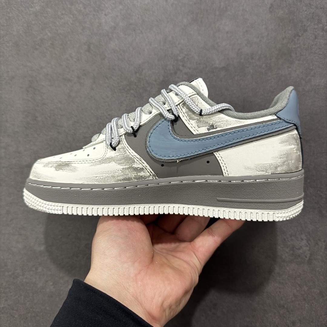 图片[2]-【定制版】手绘涂鸦“暗巷涂鸦”Nike Air Force 1 “Alley Graffiti ”空军一号定制板鞋 以 “街头暗黑涂鸦” 为核心设计，鞋身采用做旧灰绿渐变皮革，搭配泼墨、卡通笑脸、“DANGEROUS & BAD!” 标语等手绘涂鸦元素，营造出随性叛逆的街头氛围。灰黑撞色鞋带与分层中底强化了复古做旧质感，将地下涂鸦文化与经典鞋型融合，既有小众个性辨识度，又适配工装、滑板等潮流风格 货号：DB3310-333 尺码： 36 36.5 37.5 38 38.5 39 40 40.5 41 42 42.5 43 44 44.5 45-选品中心