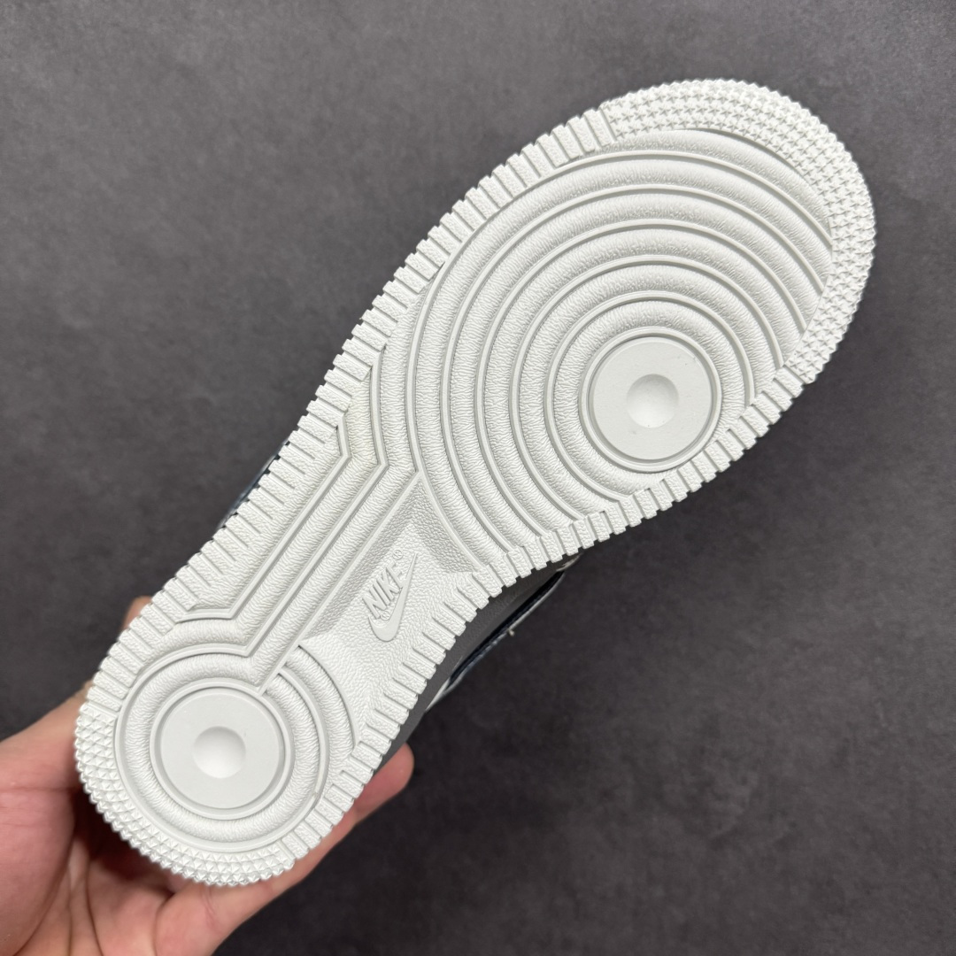 图片[9]-【定制版】手绘涂鸦“暗巷涂鸦”Nike Air Force 1 “Alley Graffiti ”空军一号定制板鞋 以 “街头暗黑涂鸦” 为核心设计，鞋身采用做旧灰绿渐变皮革，搭配泼墨、卡通笑脸、“DANGEROUS & BAD!” 标语等手绘涂鸦元素，营造出随性叛逆的街头氛围。灰黑撞色鞋带与分层中底强化了复古做旧质感，将地下涂鸦文化与经典鞋型融合，既有小众个性辨识度，又适配工装、滑板等潮流风格 货号：DB3310-333 尺码： 36 36.5 37.5 38 38.5 39 40 40.5 41 42 42.5 43 44 44.5 45-选品中心