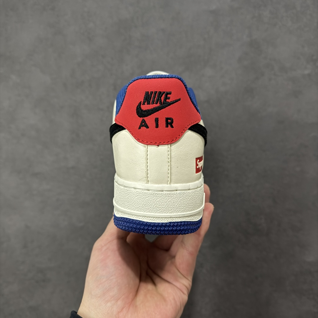图片[4]-【定制版】NIke Air Force 1 \’07 Low “SUP联名–白蓝赤黑” 空军一号低帮 运动鞋 休闲鞋 折边针车 工艺难度大 原楦头原纸板 高端定制鞋盒 原厂鞋底 超高清洁度 细节完美 货号：CZ2959-100 尺码：36 36.5 37.5 38 38.5 39 40 40.5 41 42 42.5 43 44 44.5 45-选品中心