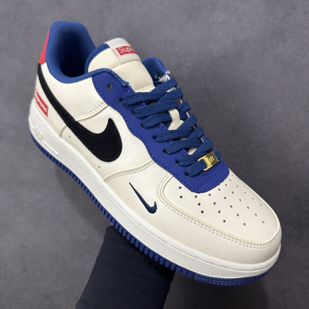 图片[3]-【定制版】NIke Air Force 1 \’07 Low “SUP联名–白蓝赤黑” 空军一号低帮 运动鞋 休闲鞋 折边针车 工艺难度大 原楦头原纸板 高端定制鞋盒 原厂鞋底 超高清洁度 细节完美 货号：CZ2959-100 尺码：36 36.5 37.5 38 38.5 39 40 40.5 41 42 42.5 43 44 44.5 45-选品中心