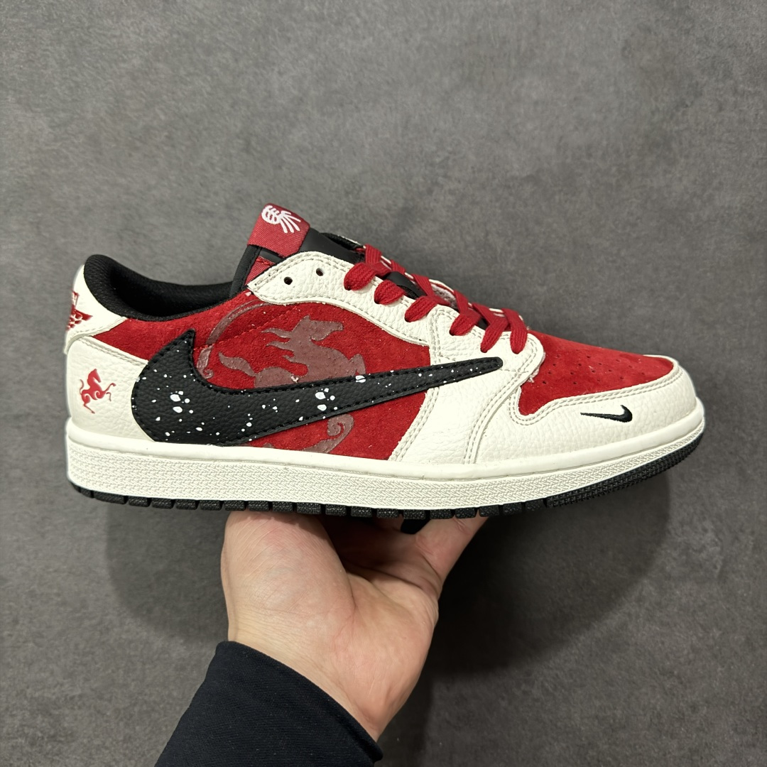【定制版】Travis Scott x Fragment Design x Air Jordan 1 Low OG SP AJ1 乔1马年限定 白红泼墨 低帮文化休闲板鞋 #多方联名合作融合了Travis Scott 独特的音乐风格,藤原浩个性的设计风格以及Jordan品牌的经典元素 使其成为一双具有独特身份和价值的鞋子 清新而立体的外观加上联名标识更突出了其独特身份 这种配色方案显示出活力和时尚感 在视觉上引人注目 鞋身的质感和细腻的细节处理使其显得高端而格调十足 这款“倒钩”联名是设计与创意完美结合 融合多方的个性风格是一款备受瞩目的潮流鞋款 货号:DZ2688-118 尺码:36 36.5 37.5 38 38.5 39 40 40.5 41 42 42.5 43 44 44.5 45-选品中心