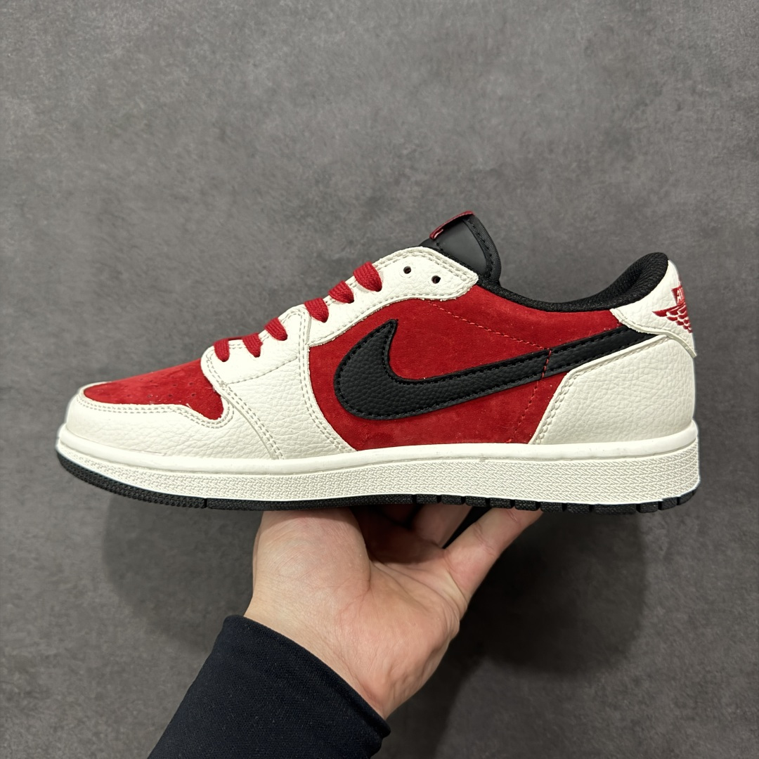 图片[2]-【定制版】Travis Scott x Fragment Design x Air Jordan 1 Low OG SP AJ1 乔1马年限定 白红泼墨 低帮文化休闲板鞋  #多方联名合作融合了Travis Scott 独特的音乐风格，藤原浩个性的设计风格以及Jordan品牌的经典元素 使其成为一双具有独特身份和价值的鞋子 清新而立体的外观加上联名标识更突出了其独特身份 这种配色方案显示出活力和时尚感 在视觉上引人注目 鞋身的质感和细腻的细节处理使其显得高端而格调十足 这款“倒钩”联名是设计与创意完美结合 融合多方的个性风格是一款备受瞩目的潮流鞋款 货号：DZ2688-118  尺码：36 36.5 37.5 38 38.5 39 40 40.5 41 42 42.5 43 44 44.5 45-选品中心