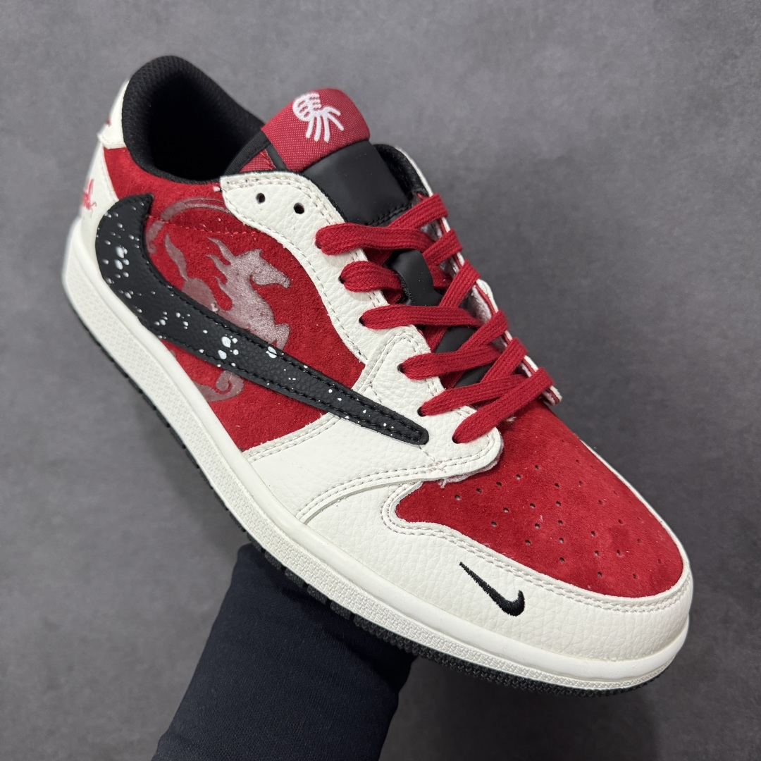 图片[3]-【定制版】Travis Scott x Fragment Design x Air Jordan 1 Low OG SP AJ1 乔1马年限定 白红泼墨 低帮文化休闲板鞋  #多方联名合作融合了Travis Scott 独特的音乐风格，藤原浩个性的设计风格以及Jordan品牌的经典元素 使其成为一双具有独特身份和价值的鞋子 清新而立体的外观加上联名标识更突出了其独特身份 这种配色方案显示出活力和时尚感 在视觉上引人注目 鞋身的质感和细腻的细节处理使其显得高端而格调十足 这款“倒钩”联名是设计与创意完美结合 融合多方的个性风格是一款备受瞩目的潮流鞋款 货号：DZ2688-118  尺码：36 36.5 37.5 38 38.5 39 40 40.5 41 42 42.5 43 44 44.5 45-选品中心