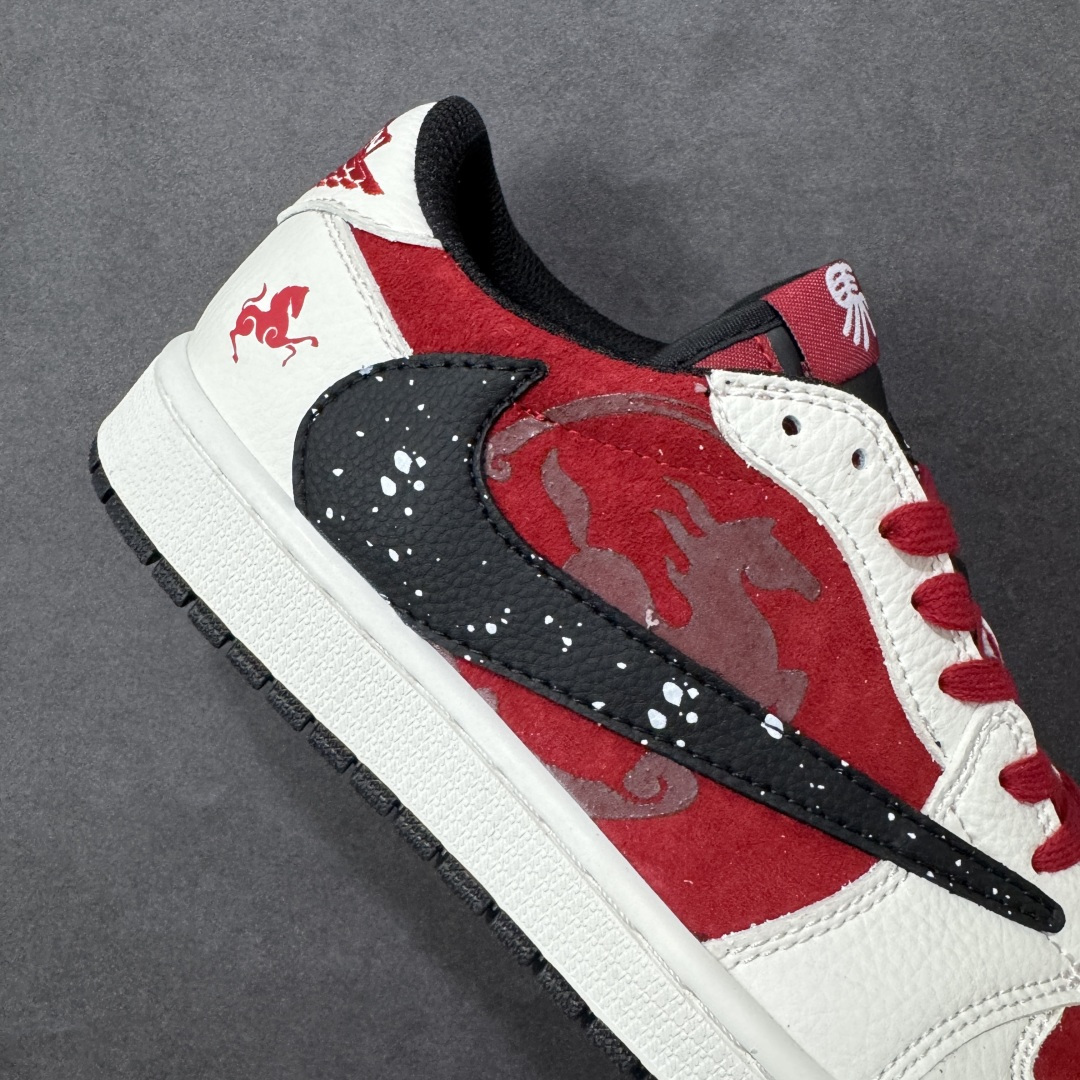 图片[6]-【定制版】Travis Scott x Fragment Design x Air Jordan 1 Low OG SP AJ1 乔1马年限定 白红泼墨 低帮文化休闲板鞋  #多方联名合作融合了Travis Scott 独特的音乐风格，藤原浩个性的设计风格以及Jordan品牌的经典元素 使其成为一双具有独特身份和价值的鞋子 清新而立体的外观加上联名标识更突出了其独特身份 这种配色方案显示出活力和时尚感 在视觉上引人注目 鞋身的质感和细腻的细节处理使其显得高端而格调十足 这款“倒钩”联名是设计与创意完美结合 融合多方的个性风格是一款备受瞩目的潮流鞋款 货号：DZ2688-118  尺码：36 36.5 37.5 38 38.5 39 40 40.5 41 42 42.5 43 44 44.5 45-选品中心