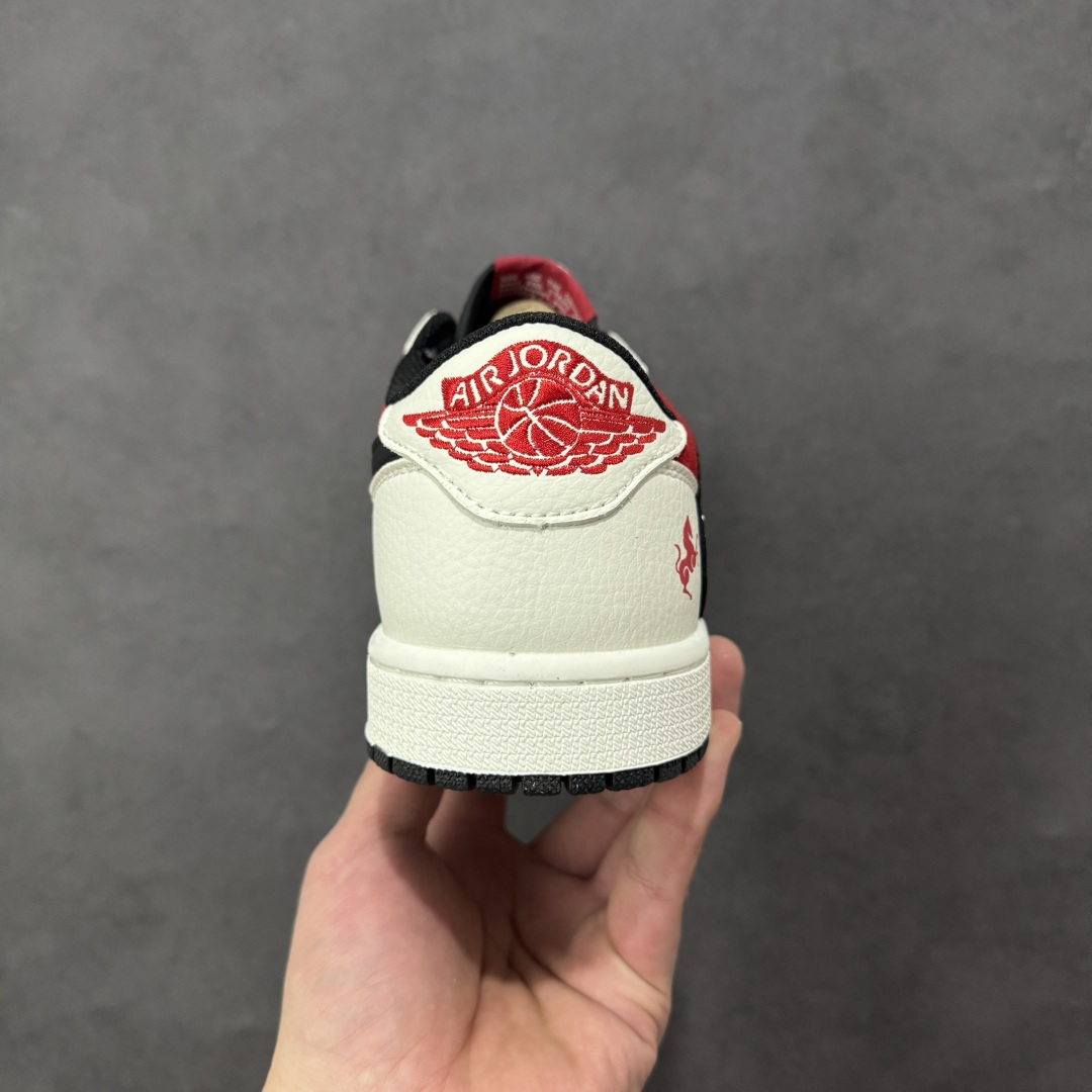 图片[4]-【定制版】Travis Scott x Fragment Design x Air Jordan 1 Low OG SP AJ1 乔1马年限定 白红泼墨 低帮文化休闲板鞋  #多方联名合作融合了Travis Scott 独特的音乐风格，藤原浩个性的设计风格以及Jordan品牌的经典元素 使其成为一双具有独特身份和价值的鞋子 清新而立体的外观加上联名标识更突出了其独特身份 这种配色方案显示出活力和时尚感 在视觉上引人注目 鞋身的质感和细腻的细节处理使其显得高端而格调十足 这款“倒钩”联名是设计与创意完美结合 融合多方的个性风格是一款备受瞩目的潮流鞋款 货号：DZ2688-118  尺码：36 36.5 37.5 38 38.5 39 40 40.5 41 42 42.5 43 44 44.5 45-选品中心
