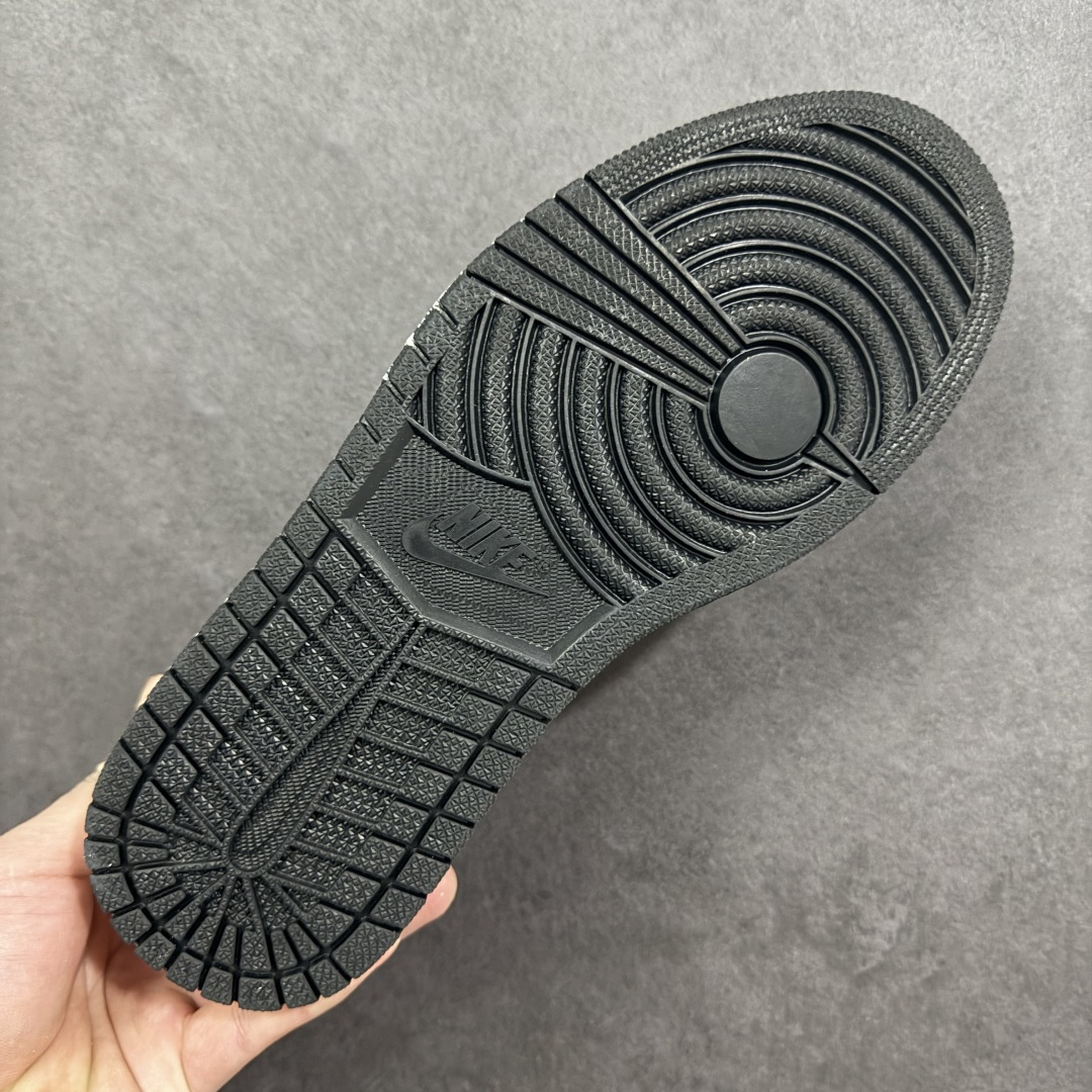 图片[9]-【定制版】Travis Scott x Fragment Design x Air Jordan 1 Low OG SP AJ1 乔1马年限定 白红泼墨 低帮文化休闲板鞋  #多方联名合作融合了Travis Scott 独特的音乐风格，藤原浩个性的设计风格以及Jordan品牌的经典元素 使其成为一双具有独特身份和价值的鞋子 清新而立体的外观加上联名标识更突出了其独特身份 这种配色方案显示出活力和时尚感 在视觉上引人注目 鞋身的质感和细腻的细节处理使其显得高端而格调十足 这款“倒钩”联名是设计与创意完美结合 融合多方的个性风格是一款备受瞩目的潮流鞋款 货号：DZ2688-118  尺码：36 36.5 37.5 38 38.5 39 40 40.5 41 42 42.5 43 44 44.5 45-选品中心