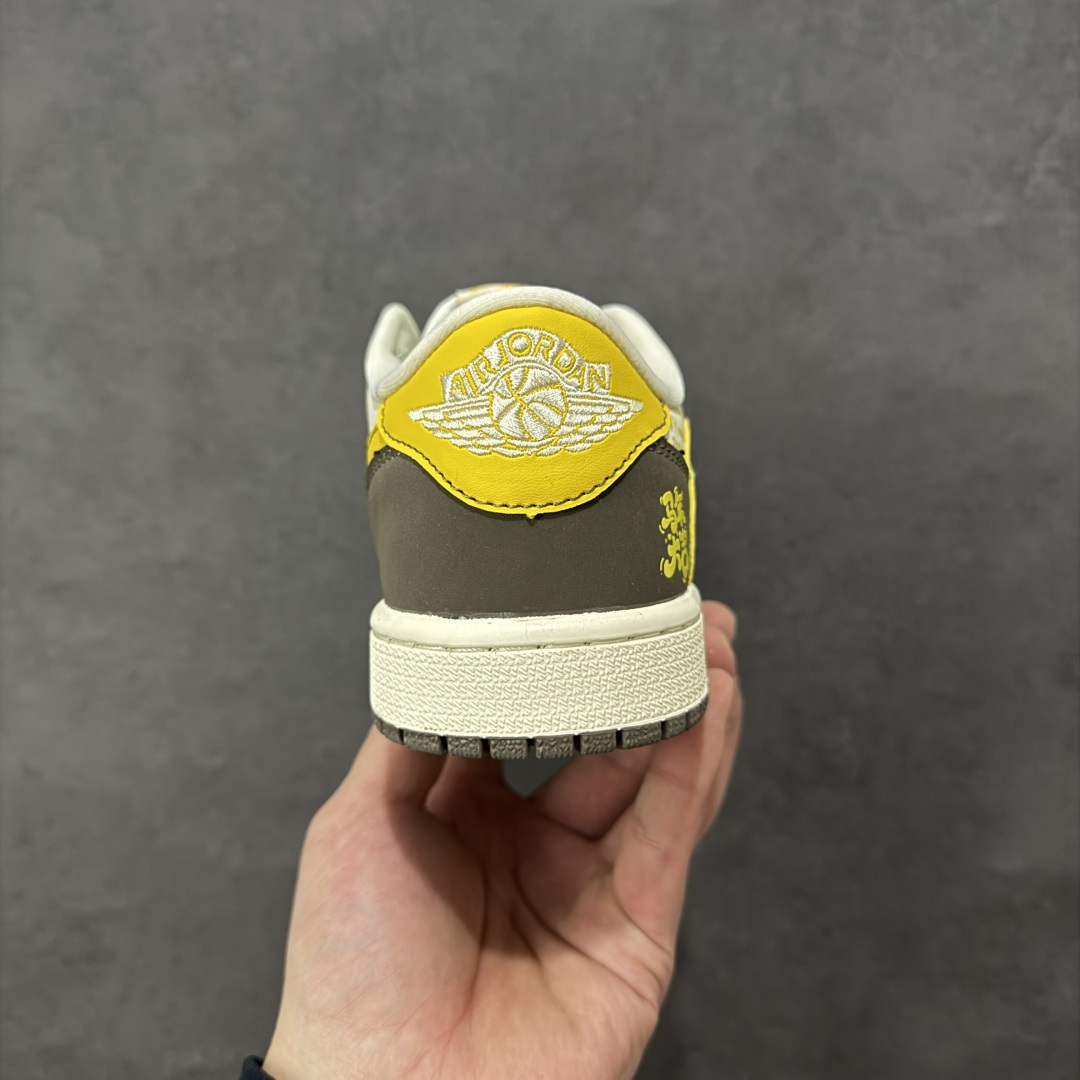图片[4]-【定制版】Travis Scott x Fragment Design x Air Jordan 1 Low OG SP AJ1 乔1马年限定 低帮文化休闲板鞋  #多方联名合作融合了Travis Scott 独特的音乐风格，藤原浩个性的设计风格以及Jordan品牌的经典元素 使其成为一双具有独特身份和价值的鞋子 清新而立体的外观加上联名标识更突出了其独特身份 这种配色方案显示出活力和时尚感 在视觉上引人注目 鞋身的质感和细腻的细节处理使其显得高端而格调十足 这款“倒钩”联名是设计与创意完美结合 融合多方的个性风格是一款备受瞩目的潮流鞋款 货号：XD1979-005  尺码：36 36.5 37.5 38 38.5 39 40 40.5 41 42 42.5 43 44 44.5 45-选品中心