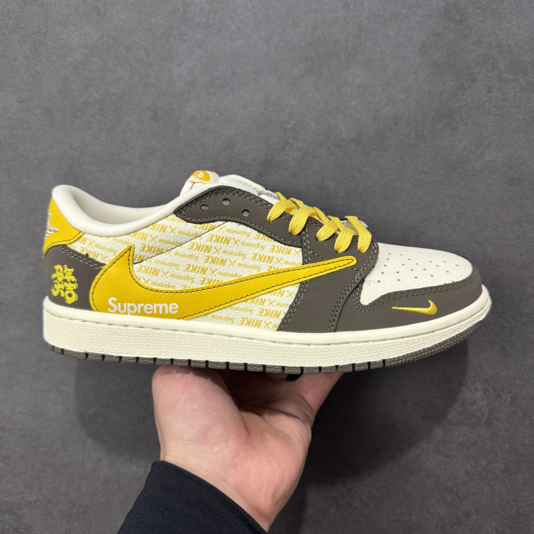 【定制版】Travis Scott x Fragment Design x Air Jordan 1 Low OG SP AJ1 乔1马年限定 低帮文化休闲板鞋 #多方联名合作融合了Travis Scott 独特的音乐风格,藤原浩个性的设计风格以及Jordan品牌的经典元素 使其成为一双具有独特身份和价值的鞋子 清新而立体的外观加上联名标识更突出了其独特身份 这种配色方案显示出活力和时尚感 在视觉上引人注目 鞋身的质感和细腻的细节处理使其显得高端而格调十足 这款“倒钩”联名是设计与创意完美结合 融合多方的个性风格是一款备受瞩目的潮流鞋款 货号:XD1979-005 尺码:36 36.5 37.5 38 38.5 39 40 40.5 41 42 42.5 43 44 44.5 45-选品中心