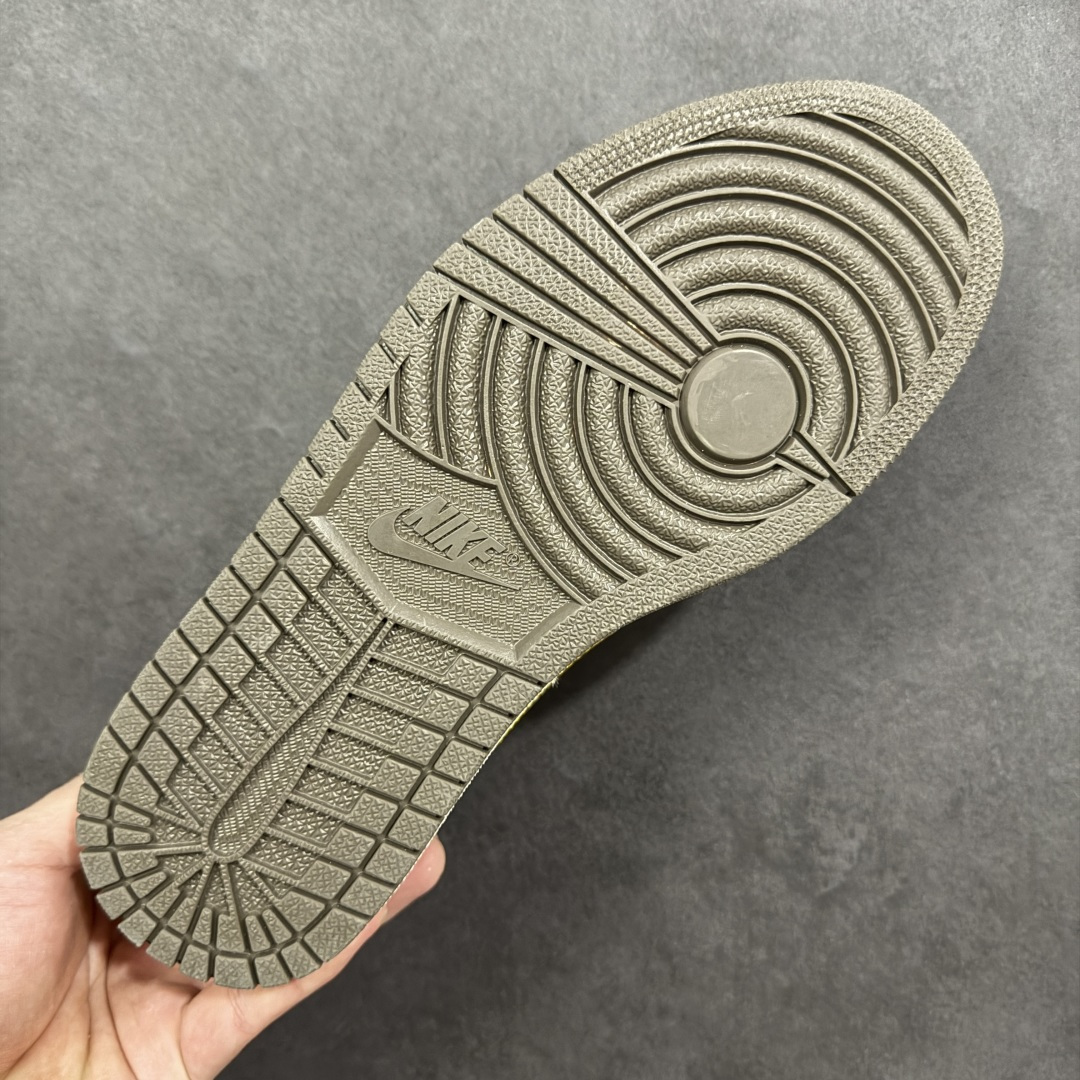 图片[9]-【定制版】Travis Scott x Fragment Design x Air Jordan 1 Low OG SP AJ1 乔1马年限定 低帮文化休闲板鞋  #多方联名合作融合了Travis Scott 独特的音乐风格，藤原浩个性的设计风格以及Jordan品牌的经典元素 使其成为一双具有独特身份和价值的鞋子 清新而立体的外观加上联名标识更突出了其独特身份 这种配色方案显示出活力和时尚感 在视觉上引人注目 鞋身的质感和细腻的细节处理使其显得高端而格调十足 这款“倒钩”联名是设计与创意完美结合 融合多方的个性风格是一款备受瞩目的潮流鞋款 货号：XD1979-005  尺码：36 36.5 37.5 38 38.5 39 40 40.5 41 42 42.5 43 44 44.5 45-选品中心