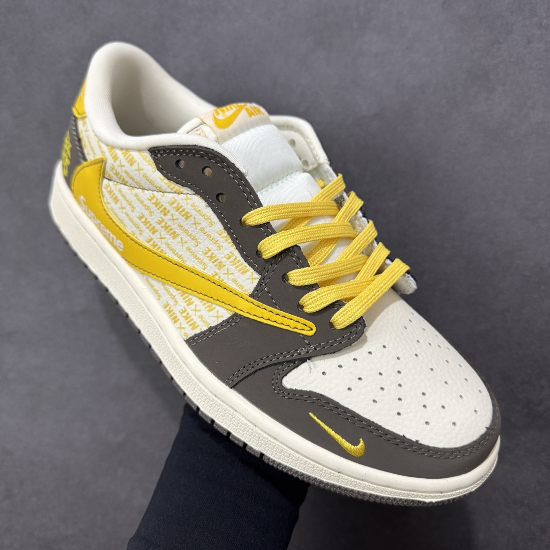 图片[3]-【定制版】Travis Scott x Fragment Design x Air Jordan 1 Low OG SP AJ1 乔1马年限定 低帮文化休闲板鞋  #多方联名合作融合了Travis Scott 独特的音乐风格，藤原浩个性的设计风格以及Jordan品牌的经典元素 使其成为一双具有独特身份和价值的鞋子 清新而立体的外观加上联名标识更突出了其独特身份 这种配色方案显示出活力和时尚感 在视觉上引人注目 鞋身的质感和细腻的细节处理使其显得高端而格调十足 这款“倒钩”联名是设计与创意完美结合 融合多方的个性风格是一款备受瞩目的潮流鞋款 货号：XD1979-005  尺码：36 36.5 37.5 38 38.5 39 40 40.5 41 42 42.5 43 44 44.5 45-选品中心