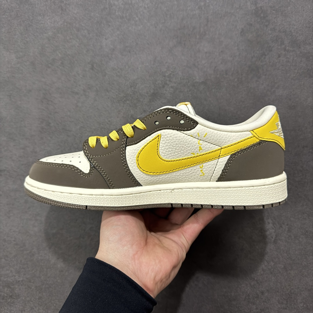图片[2]-【定制版】Travis Scott x Fragment Design x Air Jordan 1 Low OG SP AJ1 乔1马年限定 低帮文化休闲板鞋  #多方联名合作融合了Travis Scott 独特的音乐风格，藤原浩个性的设计风格以及Jordan品牌的经典元素 使其成为一双具有独特身份和价值的鞋子 清新而立体的外观加上联名标识更突出了其独特身份 这种配色方案显示出活力和时尚感 在视觉上引人注目 鞋身的质感和细腻的细节处理使其显得高端而格调十足 这款“倒钩”联名是设计与创意完美结合 融合多方的个性风格是一款备受瞩目的潮流鞋款 货号：XD1979-005  尺码：36 36.5 37.5 38 38.5 39 40 40.5 41 42 42.5 43 44 44.5 45-选品中心