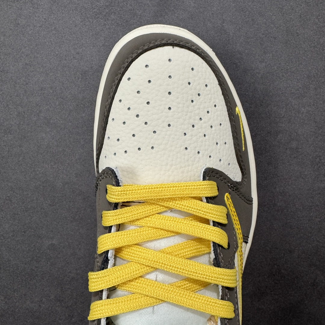 图片[8]-【定制版】Travis Scott x Fragment Design x Air Jordan 1 Low OG SP AJ1 乔1马年限定 低帮文化休闲板鞋  #多方联名合作融合了Travis Scott 独特的音乐风格，藤原浩个性的设计风格以及Jordan品牌的经典元素 使其成为一双具有独特身份和价值的鞋子 清新而立体的外观加上联名标识更突出了其独特身份 这种配色方案显示出活力和时尚感 在视觉上引人注目 鞋身的质感和细腻的细节处理使其显得高端而格调十足 这款“倒钩”联名是设计与创意完美结合 融合多方的个性风格是一款备受瞩目的潮流鞋款 货号：XD1979-005  尺码：36 36.5 37.5 38 38.5 39 40 40.5 41 42 42.5 43 44 44.5 45-选品中心