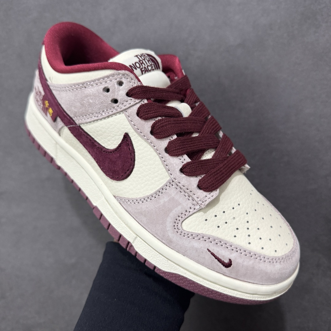 图片[3]-【定制版】Nike SB Dunk Low 马年限定 猪八红北面 年高端定制 低帮休闲板鞋 DN3168-016  #定制鞋盒 大厂纯原品质出货 超高清洁度 皮料切割干净无任何毛边 细节完美  尺码：36 36.5 37.5 38 38.5 39 40 40.5 41 42 42.5 43 44 44.5 45-选品中心