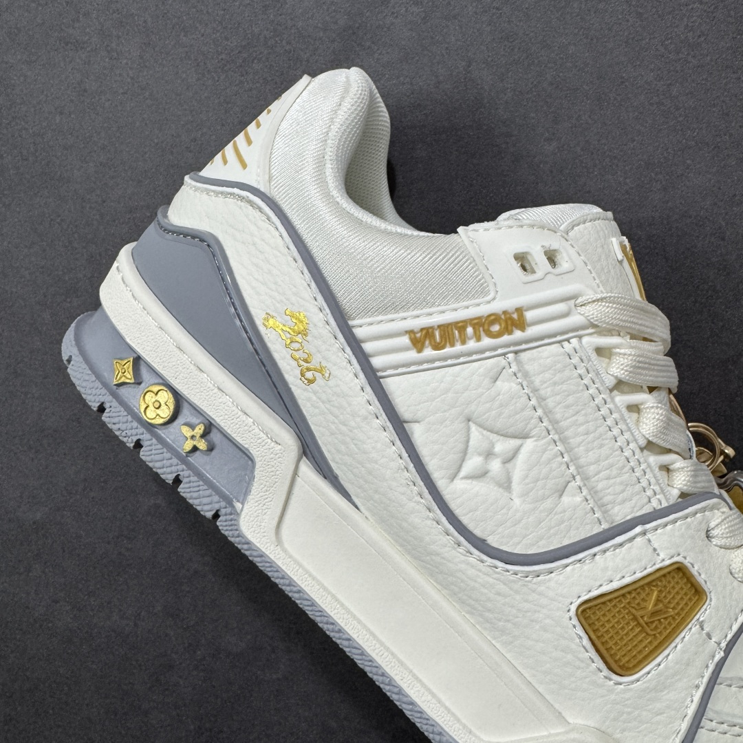 图片[6]-【纯原版】中国红礼盒 Louis Vuitton Trainer 路易威登LV 低帮 马年限定 白金色 驴牌圆头字母签名皮革低邦时尚板鞋运动鞋系列 采用圆头系带设计，简约大方，清新又不失奢华感，独特造型轻松吸引众人目光。鞋面由顶级材质精心打造，质感细腻柔软，彰显卓越品质；作为男装艺术总监Virgil Abloh的挚爱作品，LV Trainer运动鞋此次取材MonogramL压纹小牛皮，搭配点缀Monograma花卉的创新注胶外底。 原楦原纸版开模，鞋型立体饱满 零毛边、零溢胶、零线头瑕疵 细节与原版一致 区分市面通货 多层叠片＋电脑针车，针距密度一致 Monogram浮雕＋3D高频压纹 多密度发泡中底：支撑回弹媲美专柜 原装橡胶大底：含胶量高、纹路深、双拼接零偏差 ZP级原装包装：专柜款鞋盒＋防尘袋＋说明书 货号：AE5U3BM161N355 尺码：36 37 38 39 40 41 42 43 44 45-选品中心