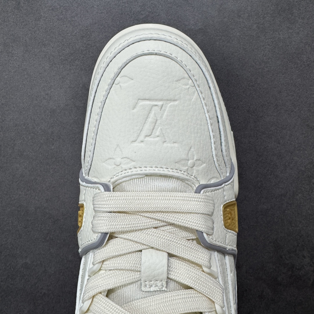 图片[8]-【纯原版】中国红礼盒 Louis Vuitton Trainer 路易威登LV 低帮 马年限定 白金色 驴牌圆头字母签名皮革低邦时尚板鞋运动鞋系列 采用圆头系带设计，简约大方，清新又不失奢华感，独特造型轻松吸引众人目光。鞋面由顶级材质精心打造，质感细腻柔软，彰显卓越品质；作为男装艺术总监Virgil Abloh的挚爱作品，LV Trainer运动鞋此次取材MonogramL压纹小牛皮，搭配点缀Monograma花卉的创新注胶外底。 原楦原纸版开模，鞋型立体饱满 零毛边、零溢胶、零线头瑕疵 细节与原版一致 区分市面通货 多层叠片＋电脑针车，针距密度一致 Monogram浮雕＋3D高频压纹 多密度发泡中底：支撑回弹媲美专柜 原装橡胶大底：含胶量高、纹路深、双拼接零偏差 ZP级原装包装：专柜款鞋盒＋防尘袋＋说明书 货号：AE5U3BM161N355 尺码：36 37 38 39 40 41 42 43 44 45-选品中心