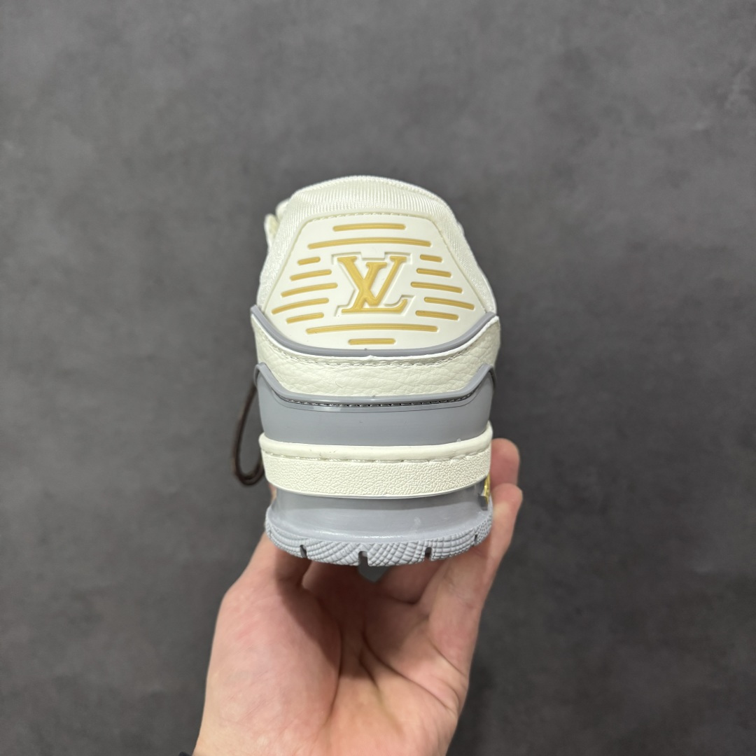 图片[4]-【纯原版】中国红礼盒 Louis Vuitton Trainer 路易威登LV 低帮 马年限定 白金色 驴牌圆头字母签名皮革低邦时尚板鞋运动鞋系列 采用圆头系带设计，简约大方，清新又不失奢华感，独特造型轻松吸引众人目光。鞋面由顶级材质精心打造，质感细腻柔软，彰显卓越品质；作为男装艺术总监Virgil Abloh的挚爱作品，LV Trainer运动鞋此次取材MonogramL压纹小牛皮，搭配点缀Monograma花卉的创新注胶外底。 原楦原纸版开模，鞋型立体饱满 零毛边、零溢胶、零线头瑕疵 细节与原版一致 区分市面通货 多层叠片＋电脑针车，针距密度一致 Monogram浮雕＋3D高频压纹 多密度发泡中底：支撑回弹媲美专柜 原装橡胶大底：含胶量高、纹路深、双拼接零偏差 ZP级原装包装：专柜款鞋盒＋防尘袋＋说明书 货号：AE5U3BM161N355 尺码：36 37 38 39 40 41 42 43 44 45-选品中心