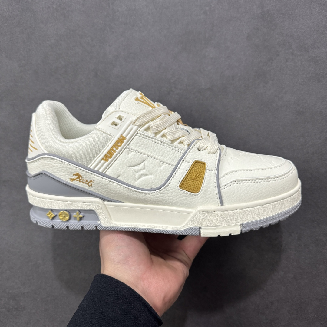 【纯原版】中国红礼盒 Louis Vuitton Trainer 路易威登LV 低帮 马年限定 白金色 驴牌圆头字母签名皮革低邦时尚板鞋运动鞋系列 采用圆头系带设计,简约大方,清新又不失奢华感,独特造型轻松吸引众人目光。鞋面由顶级材质精心打造,质感细腻柔软,彰显卓越品质;作为男装艺术总监Virgil Abloh的挚爱作品,LV Trainer运动鞋此次取材MonogramL压纹小牛皮,搭配点缀Monograma花卉的创新注胶外底。 原楦原纸版开模,鞋型立体饱满 零毛边、零溢胶、零线头瑕疵 细节与原版一致 区分市面通货 多层叠片+电脑针车,针距密度一致 Monogram浮雕+3D高频压纹 多密度发泡中底:支撑回弹媲美专柜 原装橡胶大底:含胶量高、纹路深、双拼接零偏差 ZP级原装包装:专柜款鞋盒+防尘袋+说明书 货号:AE5U3BM161N355 尺码:36 37 38 39 40 41 42 43 44 45-选品中心