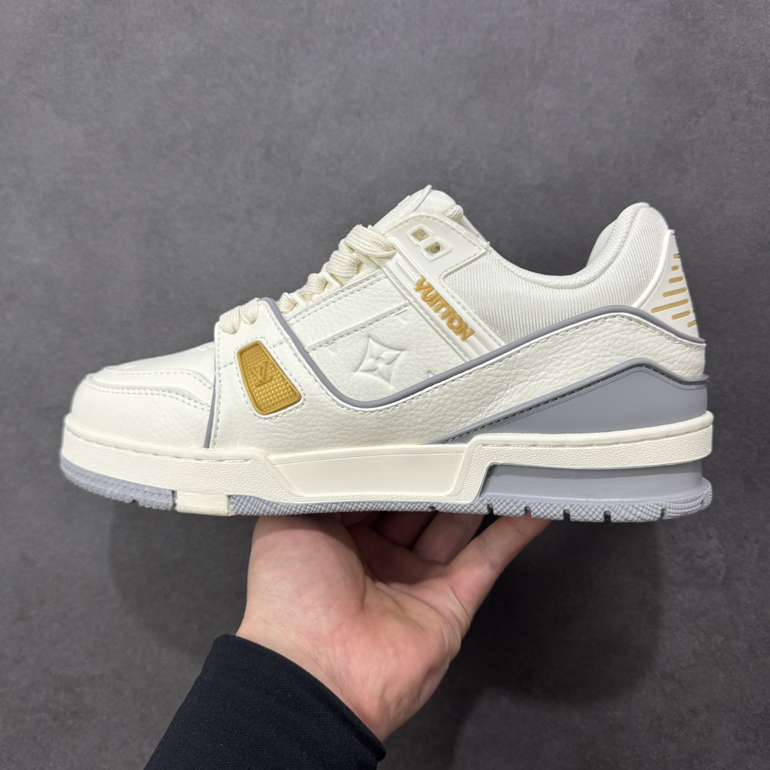图片[2]-【纯原版】中国红礼盒 Louis Vuitton Trainer 路易威登LV 低帮 马年限定 白金色 驴牌圆头字母签名皮革低邦时尚板鞋运动鞋系列 采用圆头系带设计，简约大方，清新又不失奢华感，独特造型轻松吸引众人目光。鞋面由顶级材质精心打造，质感细腻柔软，彰显卓越品质；作为男装艺术总监Virgil Abloh的挚爱作品，LV Trainer运动鞋此次取材MonogramL压纹小牛皮，搭配点缀Monograma花卉的创新注胶外底。 原楦原纸版开模，鞋型立体饱满 零毛边、零溢胶、零线头瑕疵 细节与原版一致 区分市面通货 多层叠片＋电脑针车，针距密度一致 Monogram浮雕＋3D高频压纹 多密度发泡中底：支撑回弹媲美专柜 原装橡胶大底：含胶量高、纹路深、双拼接零偏差 ZP级原装包装：专柜款鞋盒＋防尘袋＋说明书 货号：AE5U3BM161N355 尺码：36 37 38 39 40 41 42 43 44 45-选品中心