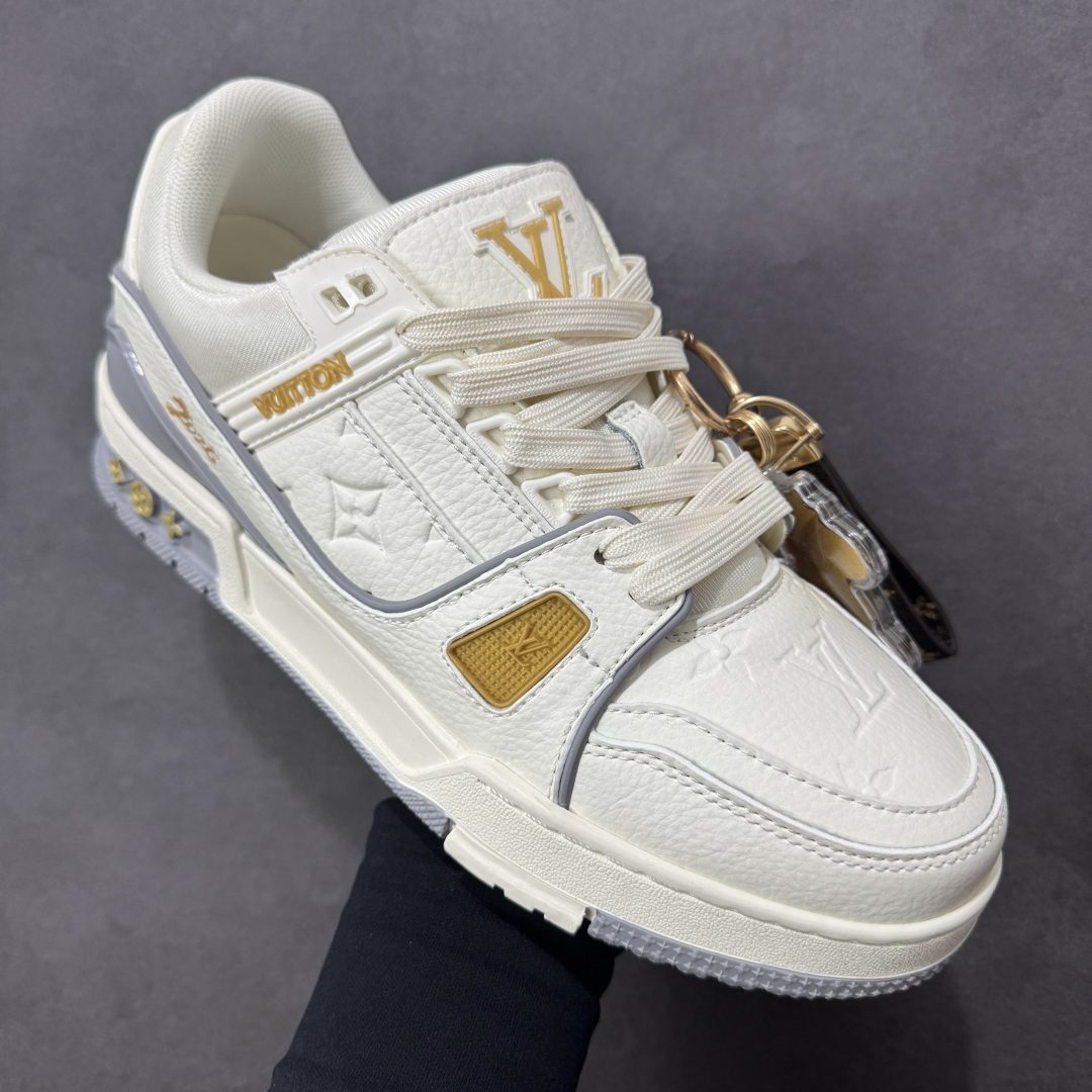 图片[3]-【纯原版】中国红礼盒 Louis Vuitton Trainer 路易威登LV 低帮 马年限定 白金色 驴牌圆头字母签名皮革低邦时尚板鞋运动鞋系列 采用圆头系带设计，简约大方，清新又不失奢华感，独特造型轻松吸引众人目光。鞋面由顶级材质精心打造，质感细腻柔软，彰显卓越品质；作为男装艺术总监Virgil Abloh的挚爱作品，LV Trainer运动鞋此次取材MonogramL压纹小牛皮，搭配点缀Monograma花卉的创新注胶外底。 原楦原纸版开模，鞋型立体饱满 零毛边、零溢胶、零线头瑕疵 细节与原版一致 区分市面通货 多层叠片＋电脑针车，针距密度一致 Monogram浮雕＋3D高频压纹 多密度发泡中底：支撑回弹媲美专柜 原装橡胶大底：含胶量高、纹路深、双拼接零偏差 ZP级原装包装：专柜款鞋盒＋防尘袋＋说明书 货号：AE5U3BM161N355 尺码：36 37 38 39 40 41 42 43 44 45-选品中心