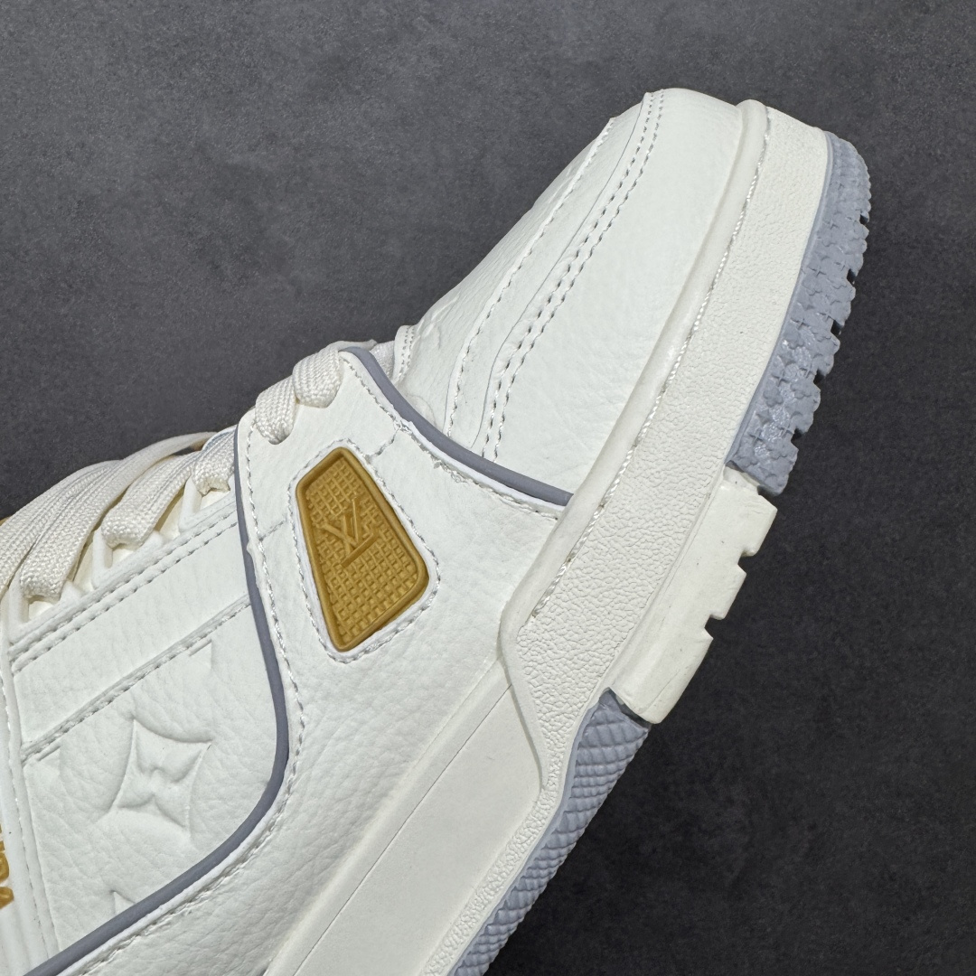 图片[5]-【纯原版】中国红礼盒 Louis Vuitton Trainer 路易威登LV 低帮 马年限定 白金色 驴牌圆头字母签名皮革低邦时尚板鞋运动鞋系列 采用圆头系带设计，简约大方，清新又不失奢华感，独特造型轻松吸引众人目光。鞋面由顶级材质精心打造，质感细腻柔软，彰显卓越品质；作为男装艺术总监Virgil Abloh的挚爱作品，LV Trainer运动鞋此次取材MonogramL压纹小牛皮，搭配点缀Monograma花卉的创新注胶外底。 原楦原纸版开模，鞋型立体饱满 零毛边、零溢胶、零线头瑕疵 细节与原版一致 区分市面通货 多层叠片＋电脑针车，针距密度一致 Monogram浮雕＋3D高频压纹 多密度发泡中底：支撑回弹媲美专柜 原装橡胶大底：含胶量高、纹路深、双拼接零偏差 ZP级原装包装：专柜款鞋盒＋防尘袋＋说明书 货号：AE5U3BM161N355 尺码：36 37 38 39 40 41 42 43 44 45-选品中心