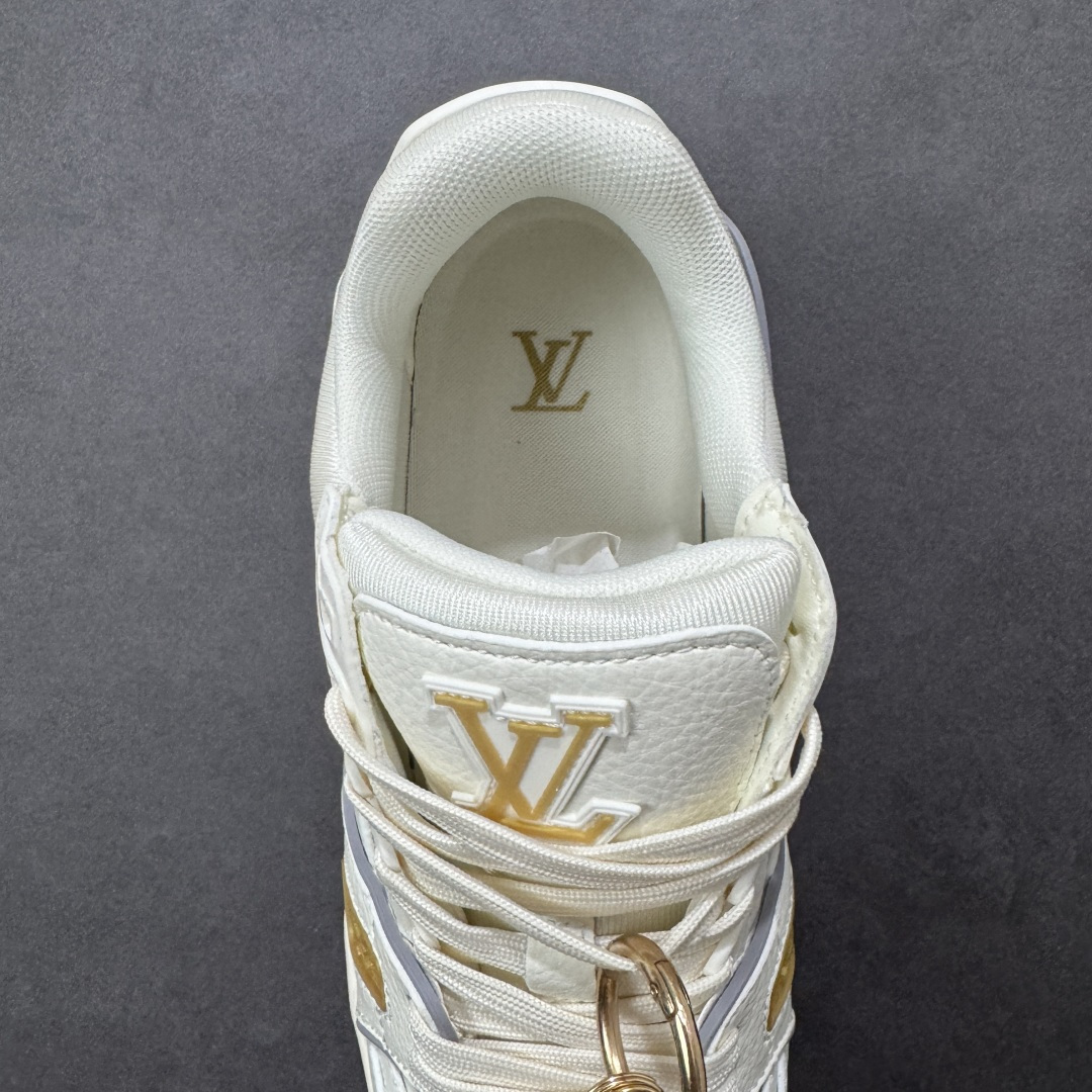 图片[7]-【纯原版】中国红礼盒 Louis Vuitton Trainer 路易威登LV 低帮 马年限定 白金色 驴牌圆头字母签名皮革低邦时尚板鞋运动鞋系列 采用圆头系带设计，简约大方，清新又不失奢华感，独特造型轻松吸引众人目光。鞋面由顶级材质精心打造，质感细腻柔软，彰显卓越品质；作为男装艺术总监Virgil Abloh的挚爱作品，LV Trainer运动鞋此次取材MonogramL压纹小牛皮，搭配点缀Monograma花卉的创新注胶外底。 原楦原纸版开模，鞋型立体饱满 零毛边、零溢胶、零线头瑕疵 细节与原版一致 区分市面通货 多层叠片＋电脑针车，针距密度一致 Monogram浮雕＋3D高频压纹 多密度发泡中底：支撑回弹媲美专柜 原装橡胶大底：含胶量高、纹路深、双拼接零偏差 ZP级原装包装：专柜款鞋盒＋防尘袋＋说明书 货号：AE5U3BM161N355 尺码：36 37 38 39 40 41 42 43 44 45-选品中心