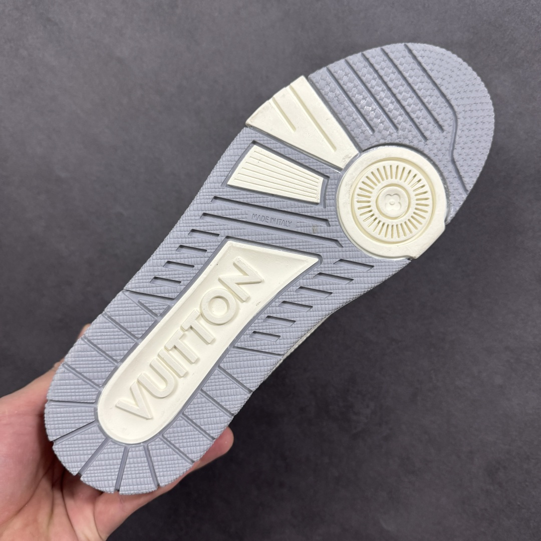 图片[9]-【纯原版】中国红礼盒 Louis Vuitton Trainer 路易威登LV 低帮 马年限定 白金色 驴牌圆头字母签名皮革低邦时尚板鞋运动鞋系列 采用圆头系带设计，简约大方，清新又不失奢华感，独特造型轻松吸引众人目光。鞋面由顶级材质精心打造，质感细腻柔软，彰显卓越品质；作为男装艺术总监Virgil Abloh的挚爱作品，LV Trainer运动鞋此次取材MonogramL压纹小牛皮，搭配点缀Monograma花卉的创新注胶外底。 原楦原纸版开模，鞋型立体饱满 零毛边、零溢胶、零线头瑕疵 细节与原版一致 区分市面通货 多层叠片＋电脑针车，针距密度一致 Monogram浮雕＋3D高频压纹 多密度发泡中底：支撑回弹媲美专柜 原装橡胶大底：含胶量高、纹路深、双拼接零偏差 ZP级原装包装：专柜款鞋盒＋防尘袋＋说明书 货号：AE5U3BM161N355 尺码：36 37 38 39 40 41 42 43 44 45-选品中心