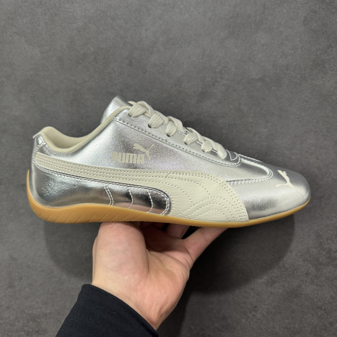 【公司级】Puma Speedcet OG 彪马低帮复古运动休闲赛车跑鞋 以趣味十足又前卫复古的设计引领潮流,将赛道精神融入街头时尚,开启前卫竞速之旅。融入经典配色,主打前卫复古风。鞋款的鞋侧以复古的流线造型,缀以经典Logo,巧妙吸睛;麂皮+网眼融合舒适鞋面,赋予了独特的个性美学,演绎赛车的无尽能量。 货号:406881-02 尺码:35.5-45-选品中心