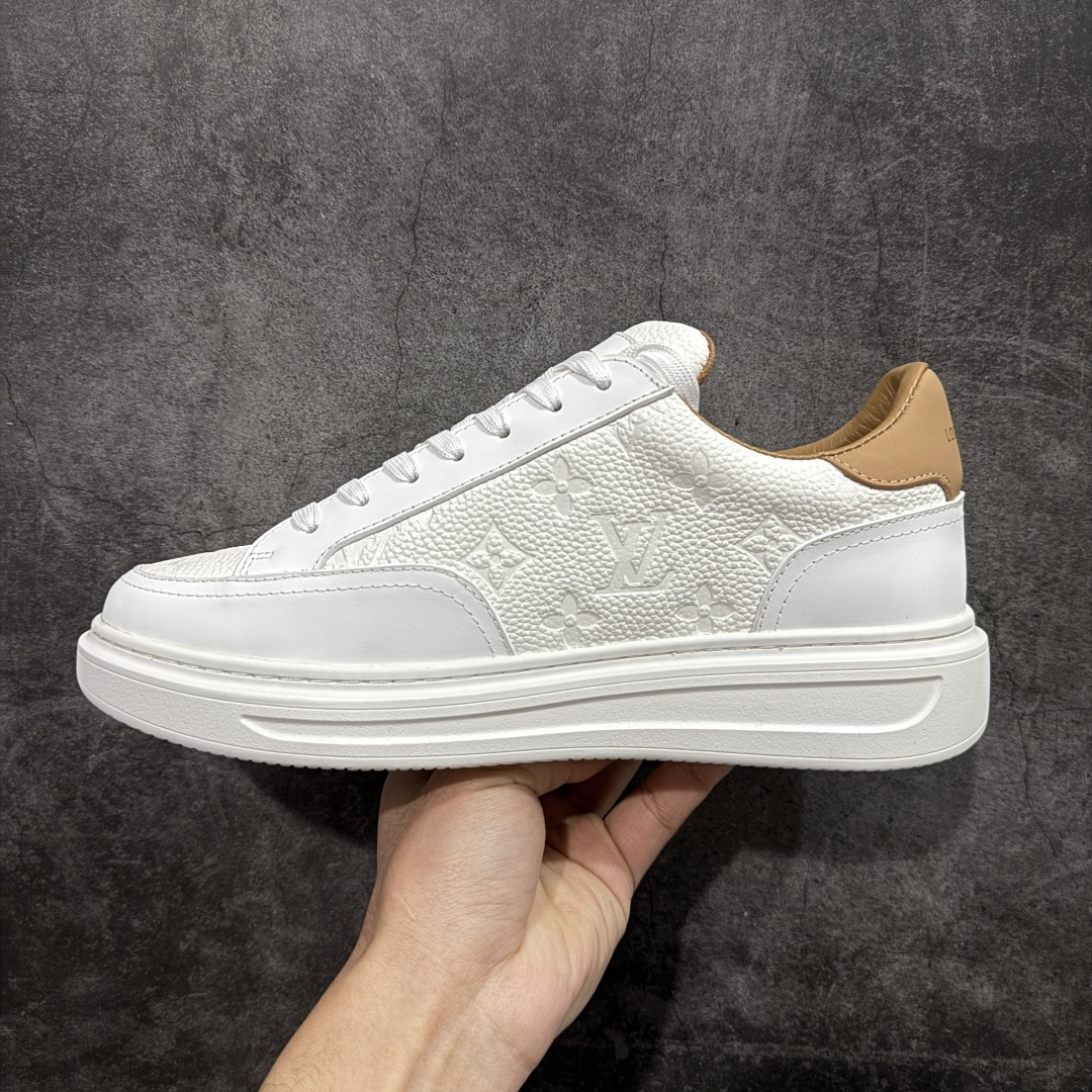 图片[2]-【YS版】LV 舒畅 低帮板鞋 Logo鞋面 法国顶级高奢品牌·路易威登LOUIS VUITTON Beverly Hills 皮革 系带 时尚板鞋 男款 舒畅系列配件抽屉礼盒 防尘布袋 身份卡 小票 采用软质粒面头层牛革拼接制成鞋面材质 高密度电脑车线工艺 小牛真皮内里贴附PU超软脚感乳胶鞋垫 外置隔色厚实橡胶大底  尺码：40 41 42 43 44 45-选品中心