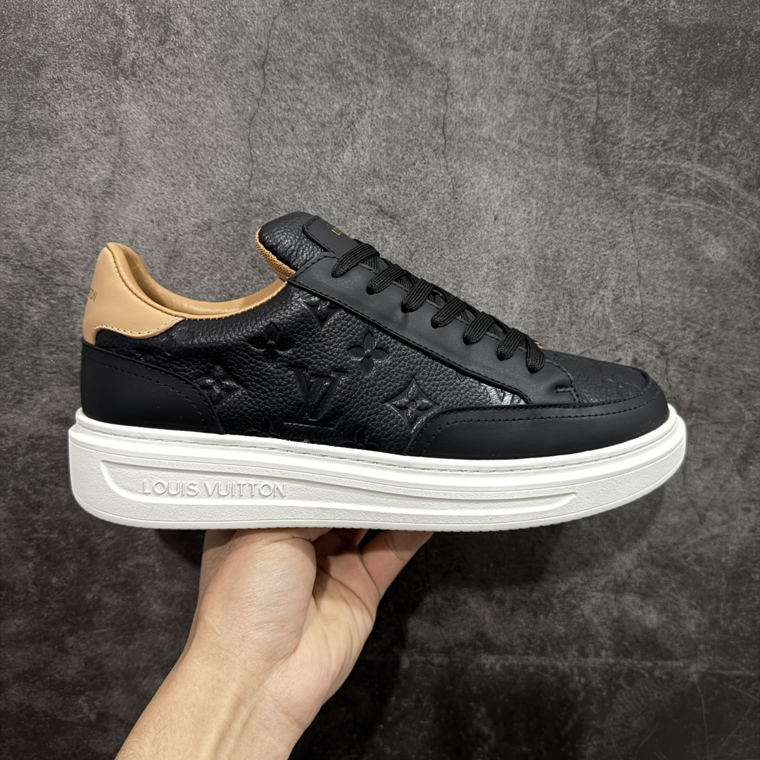 【YS版】LV 舒畅 低帮板鞋 Logo鞋面 法国顶级高奢品牌·路易威登LOUIS VUITTON Beverly Hills 皮革 系带 时尚板鞋 男款 舒畅系列配件抽屉礼盒 防尘布袋 身份卡 小票 采用软质粒面头层牛革拼接制成鞋面材质 高密度电脑车线工艺 小牛真皮内里贴附PU超软脚感乳胶鞋垫 外置隔色厚实橡胶大底 尺码:40 41 42 43 44 45-选品中心