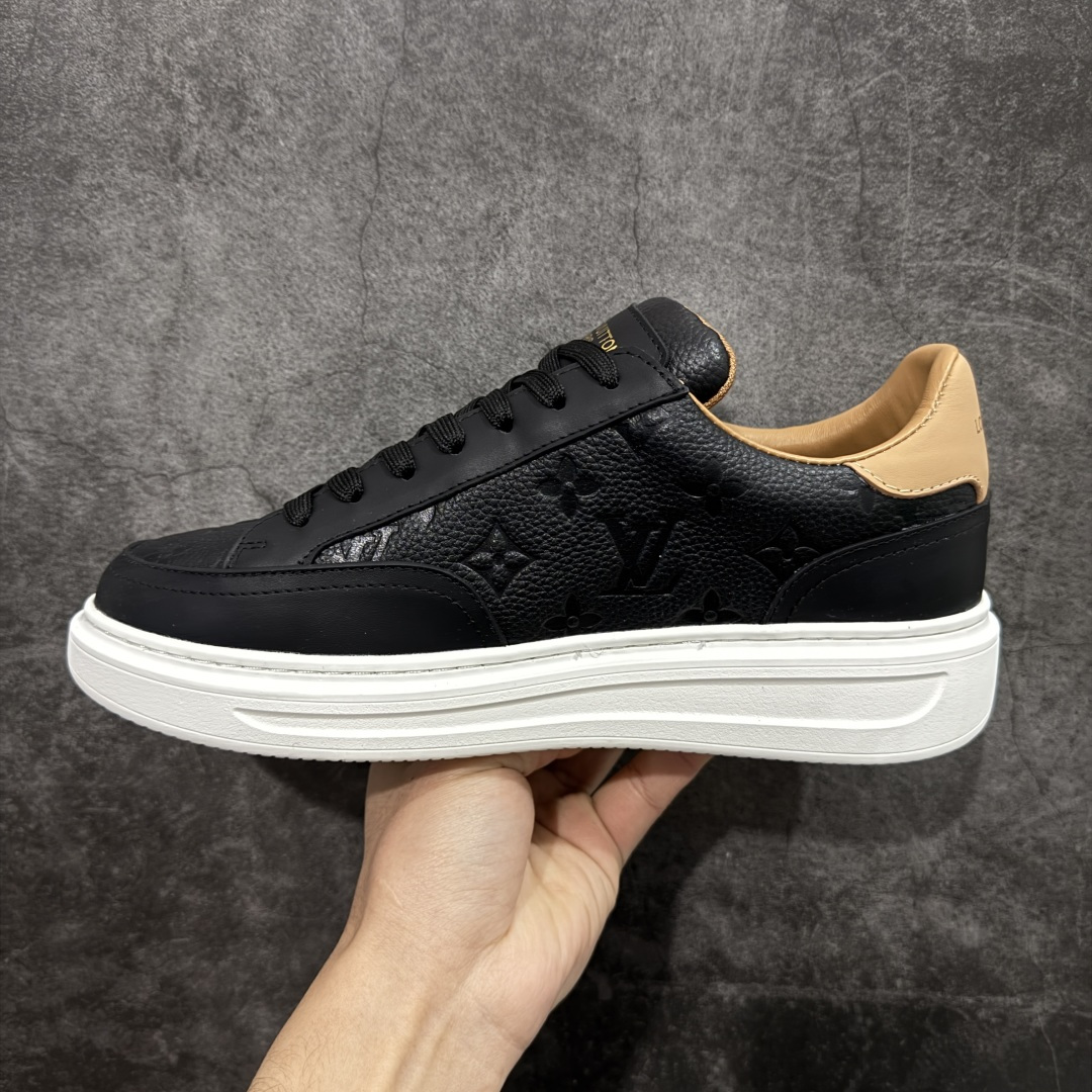 图片[2]-【YS版】LV 舒畅 低帮板鞋 Logo鞋面 法国顶级高奢品牌·路易威登LOUIS VUITTON Beverly Hills 皮革 系带 时尚板鞋 男款 舒畅系列配件抽屉礼盒 防尘布袋 身份卡 小票 采用软质粒面头层牛革拼接制成鞋面材质 高密度电脑车线工艺 小牛真皮内里贴附PU超软脚感乳胶鞋垫 外置隔色厚实橡胶大底  尺码：40 41 42 43 44 45-选品中心